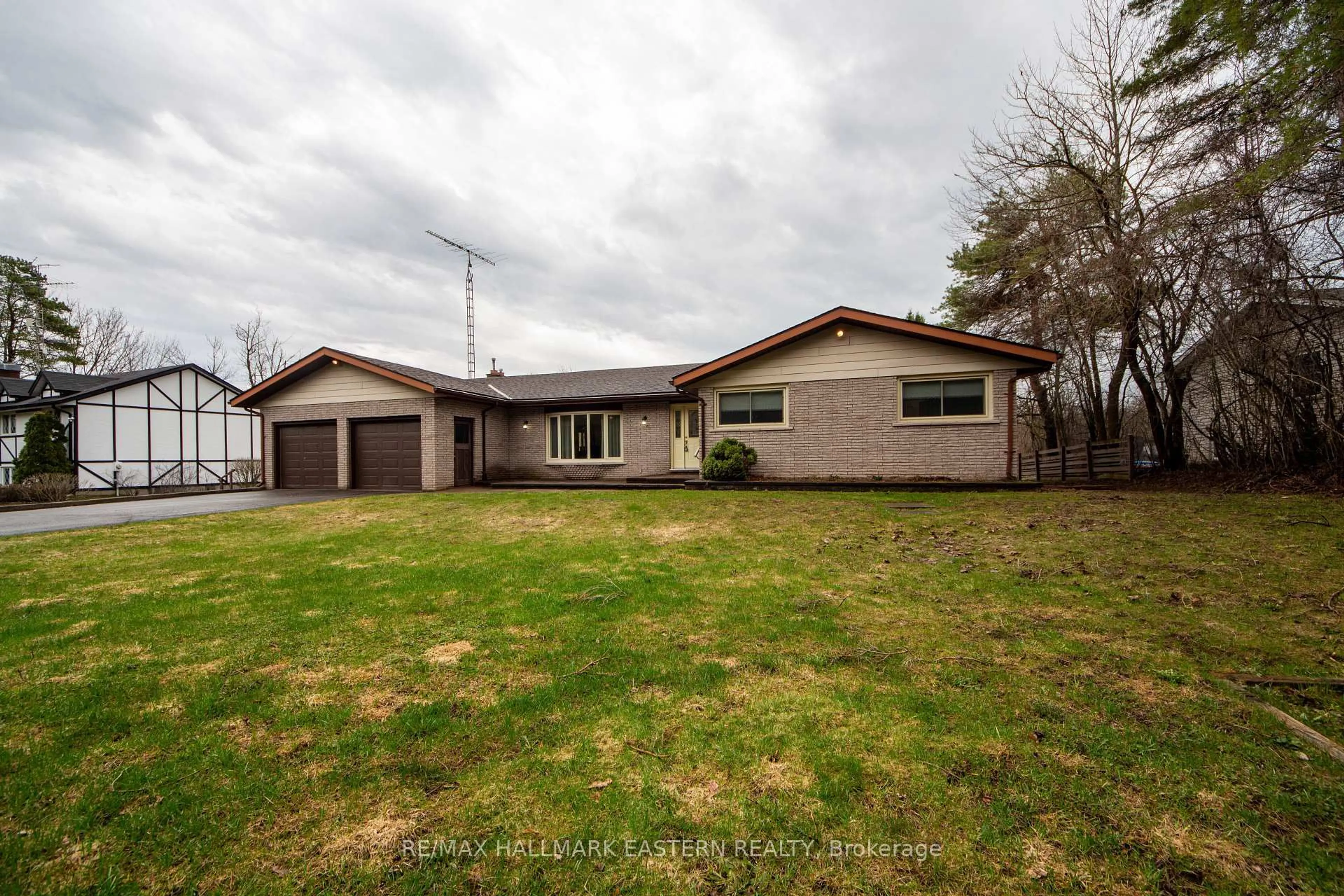 A pic from outside/outdoor area/front of a property/back of a property/a pic from drone, street for 1239 7th Line, Selwyn Ontario K0L 2H0