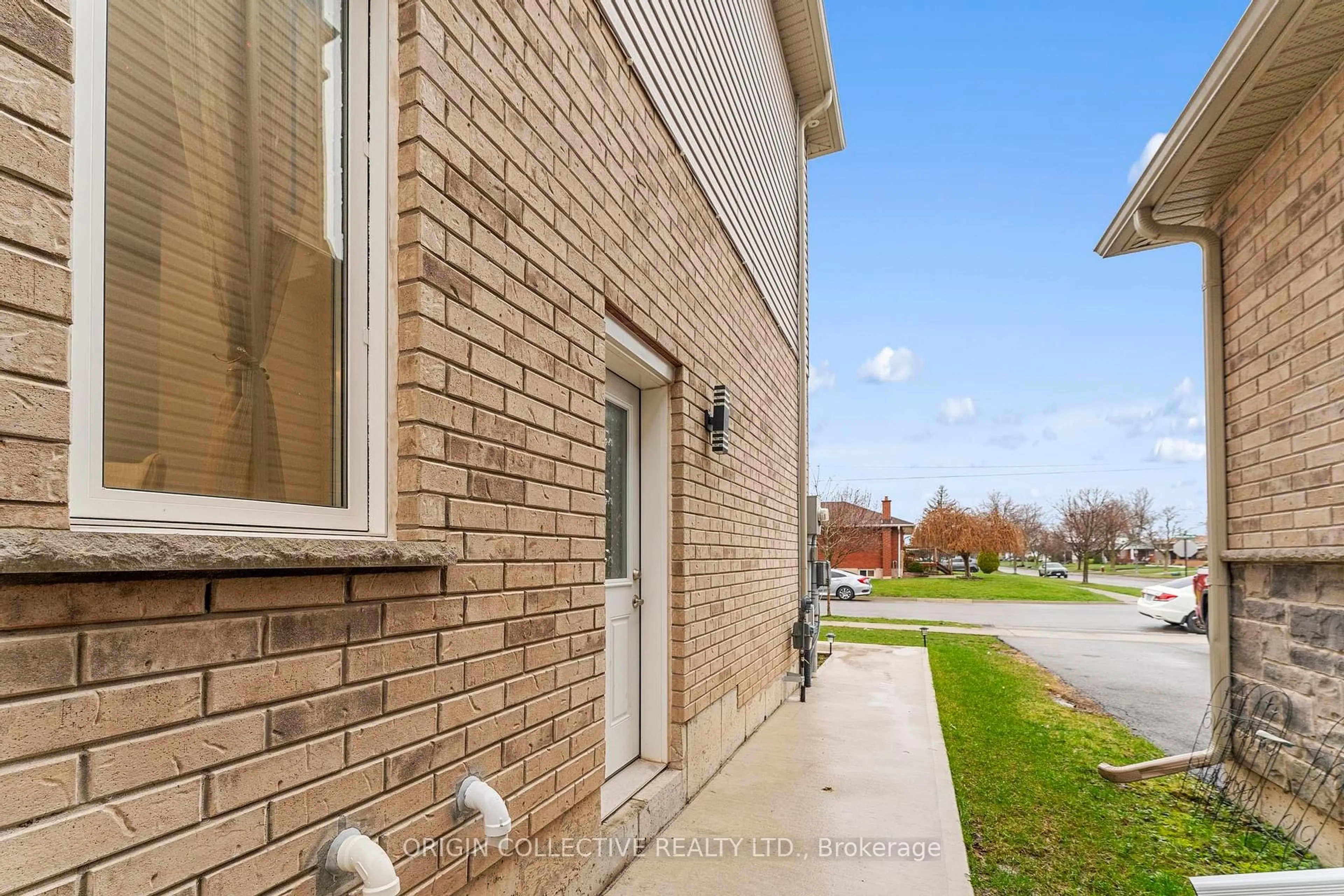 Home with brick exterior material, street for 152 Mccabe Ave, Welland Ontario L3B 0H6