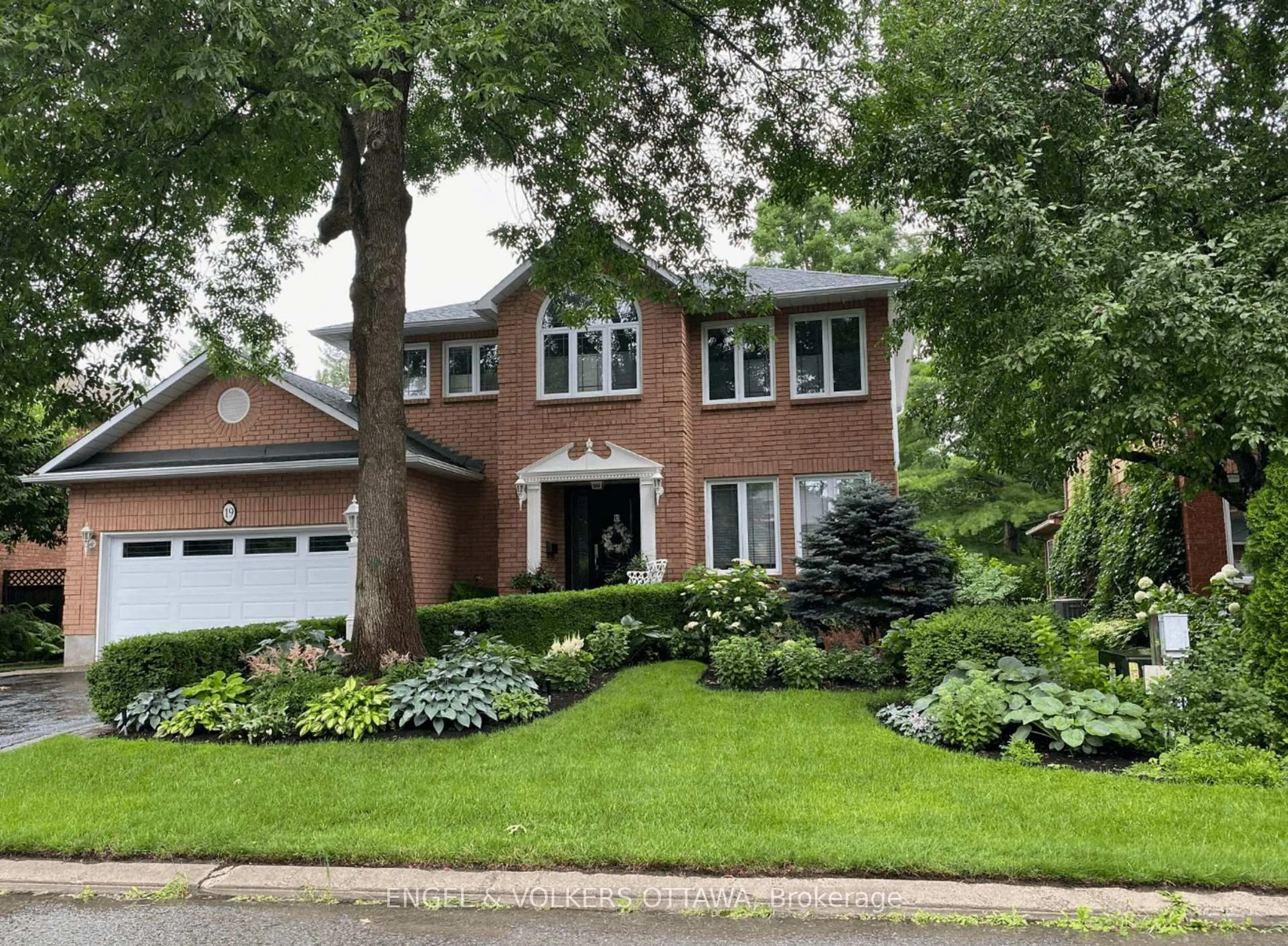 Home with brick exterior material, street for 19 Kimmins Crt, Ottawa Ontario K2K 2M4