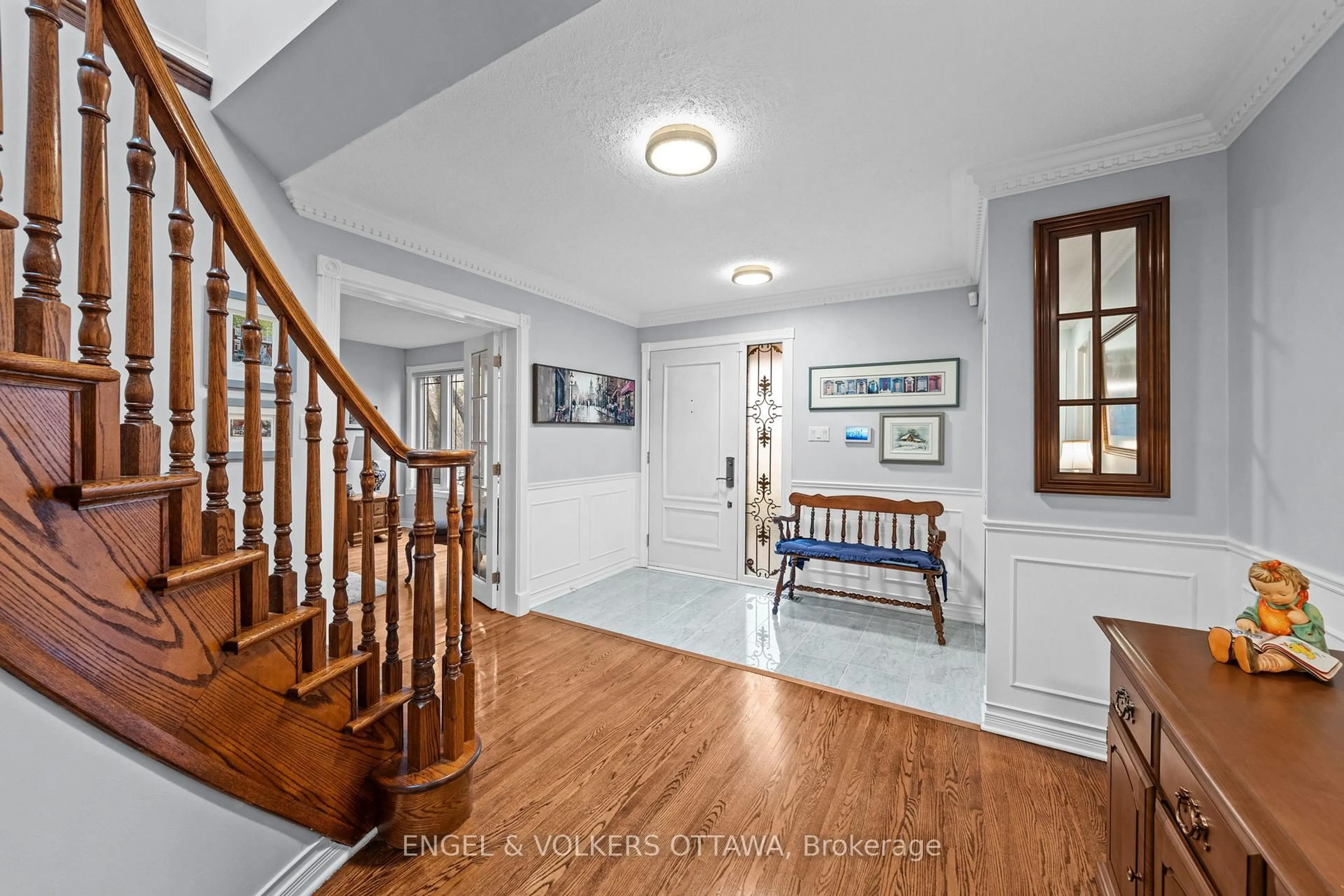 Indoor entryway for 19 Kimmins Crt, Ottawa Ontario K2K 2M4