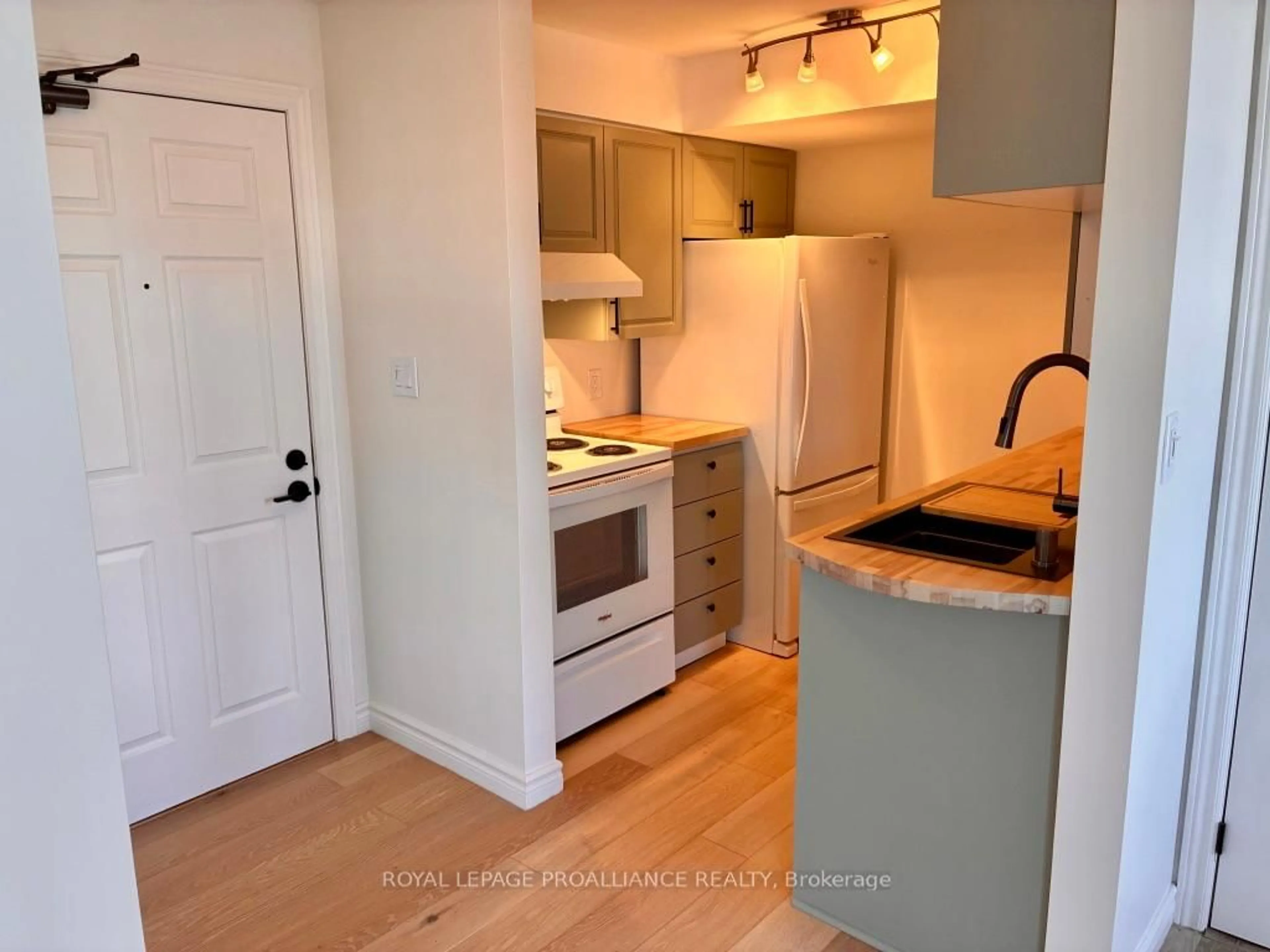 Standard kitchen, unknown for 172 Main St #303, Prince Edward County Ontario K0K 2T0