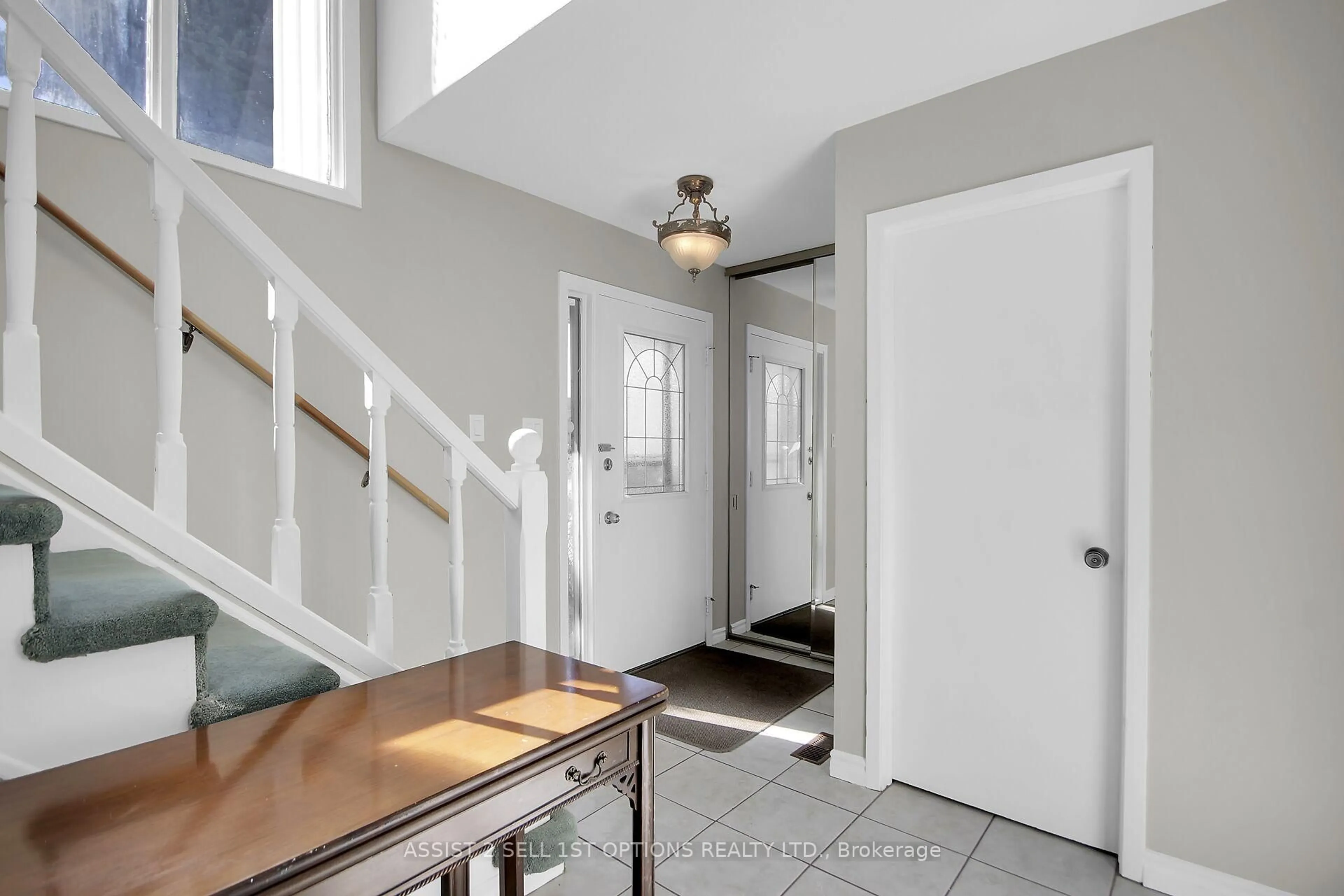 Indoor entryway for 11 Elvaston Ave, Ottawa Ontario K2G 3T2