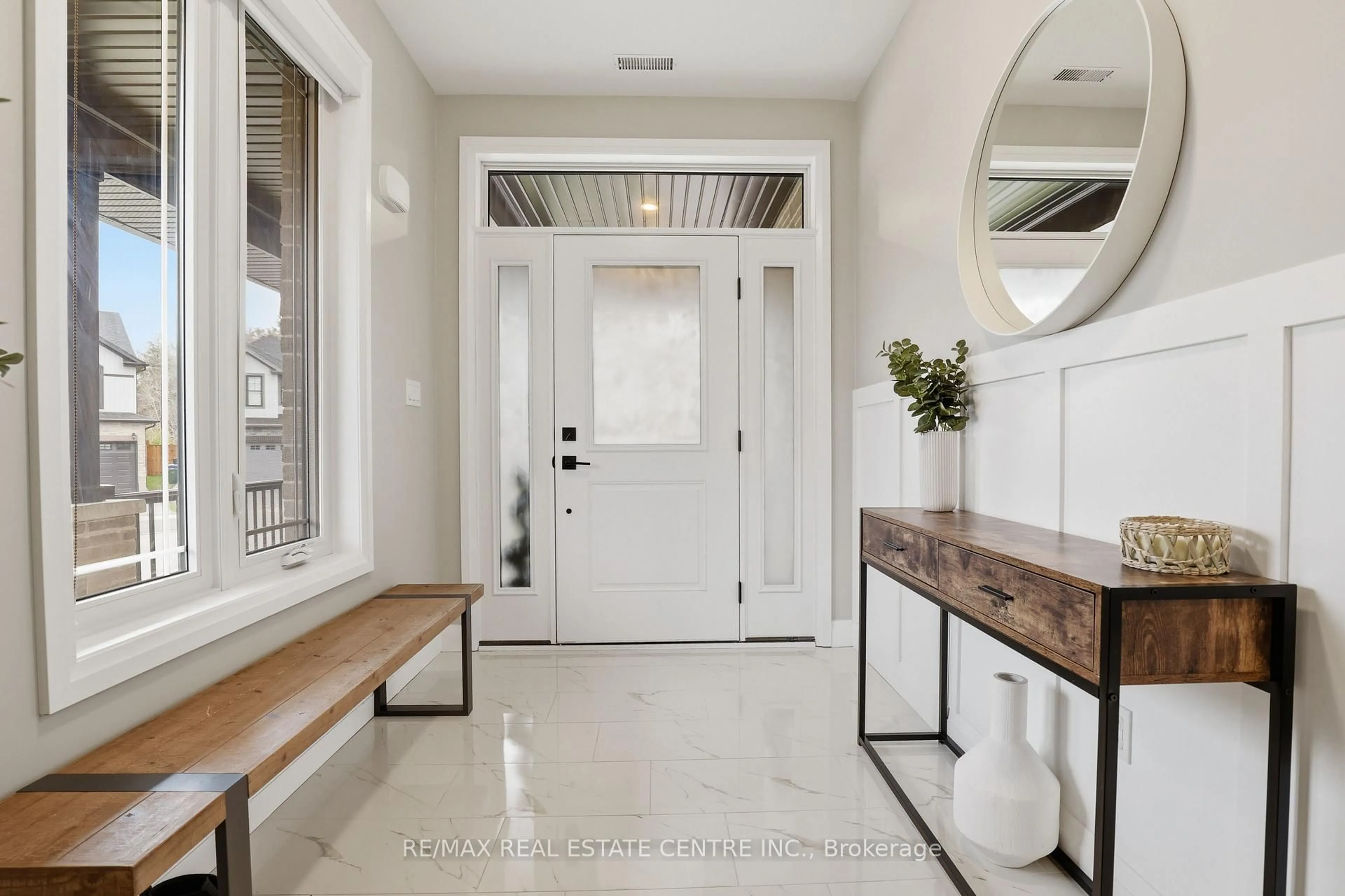 Indoor entryway for 95 Dallan Dr, Guelph Ontario N1L 0N3