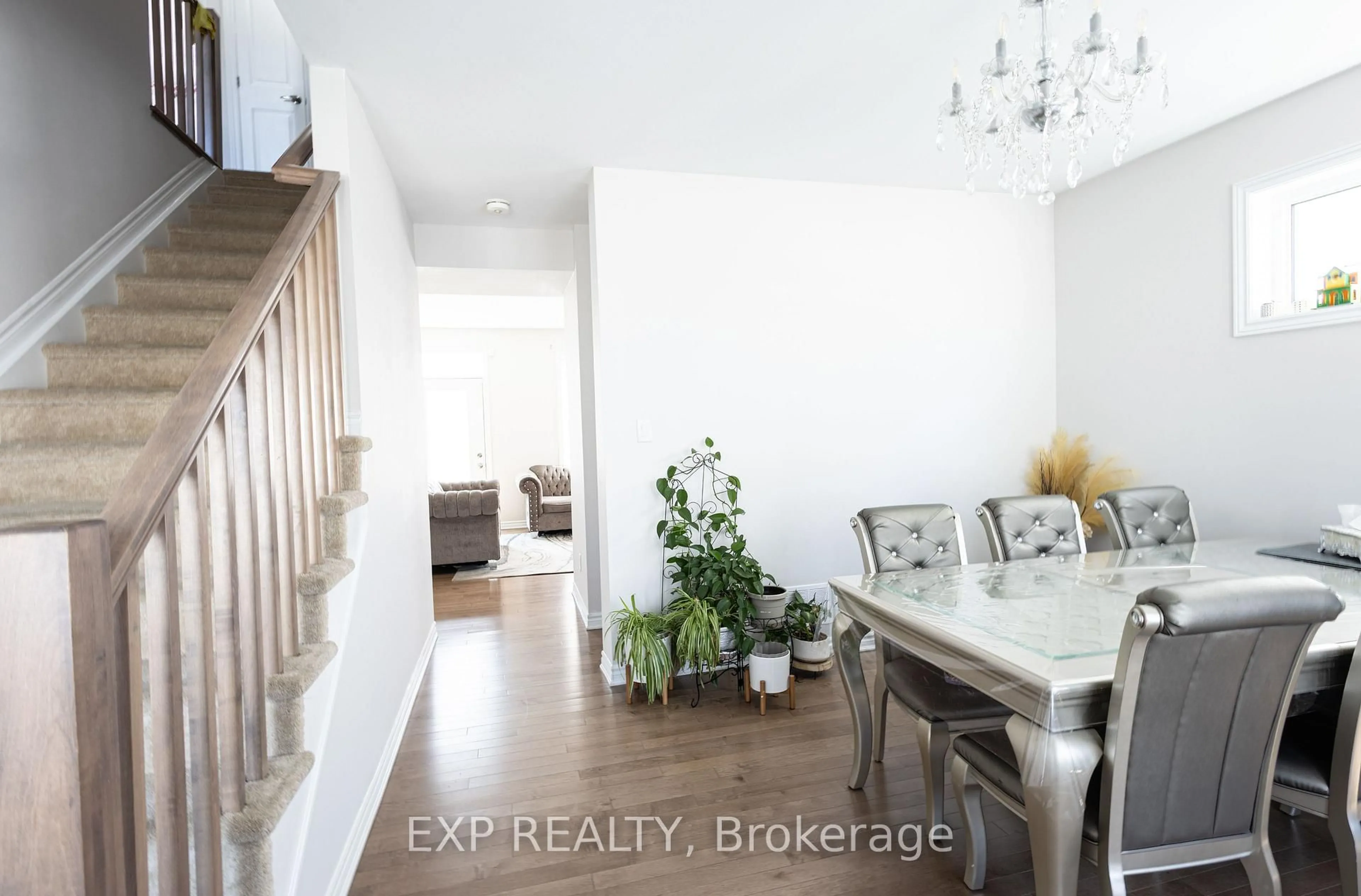 Indoor entryway for 1008 Carden Lane, Ottawa Ontario K1W 0N3