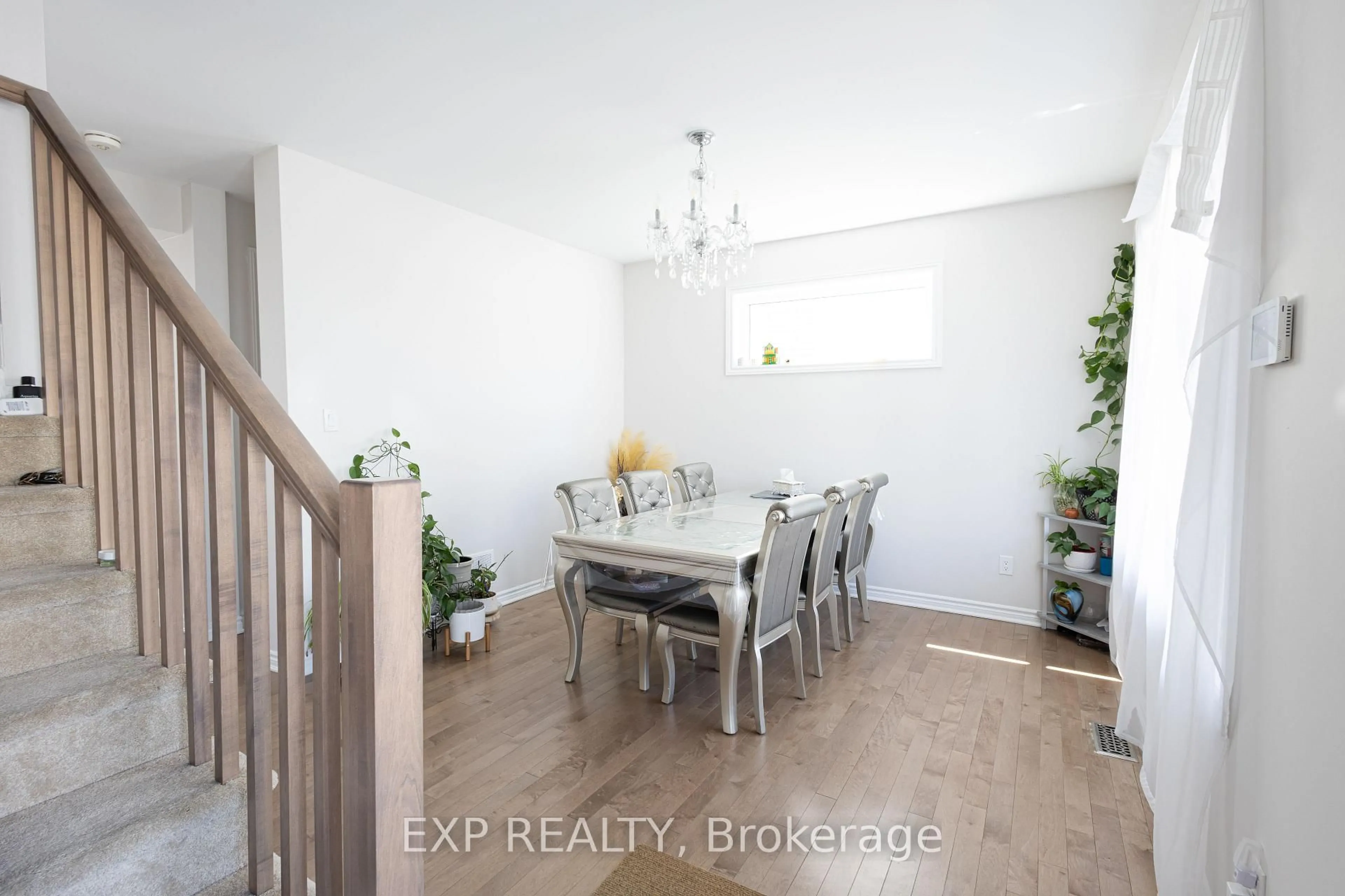 Dining room, wood/laminate floor for 1008 Carden Lane, Ottawa Ontario K1W 0N3