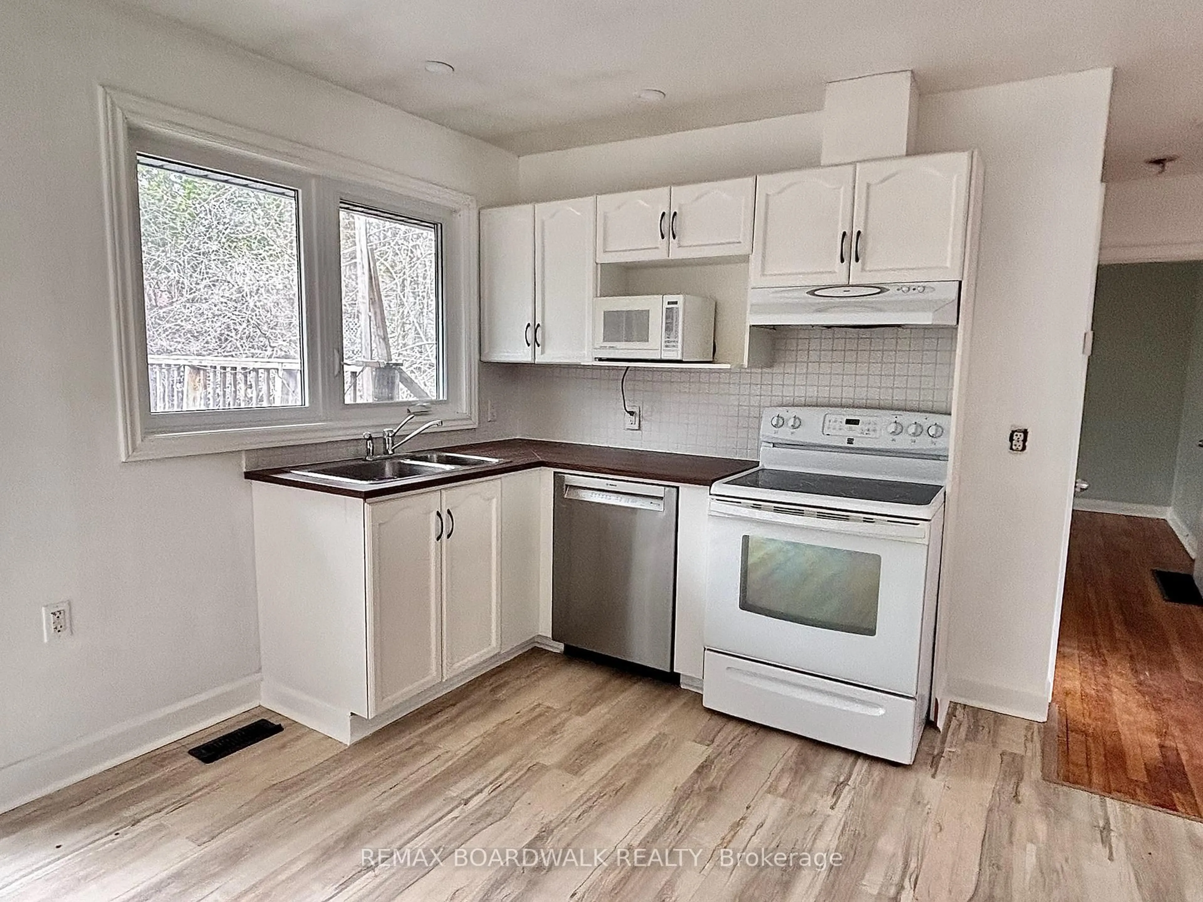 Standard kitchen, wood/laminate floor for 379 ST DENIS St, Ottawa Ontario K1L 5H8
