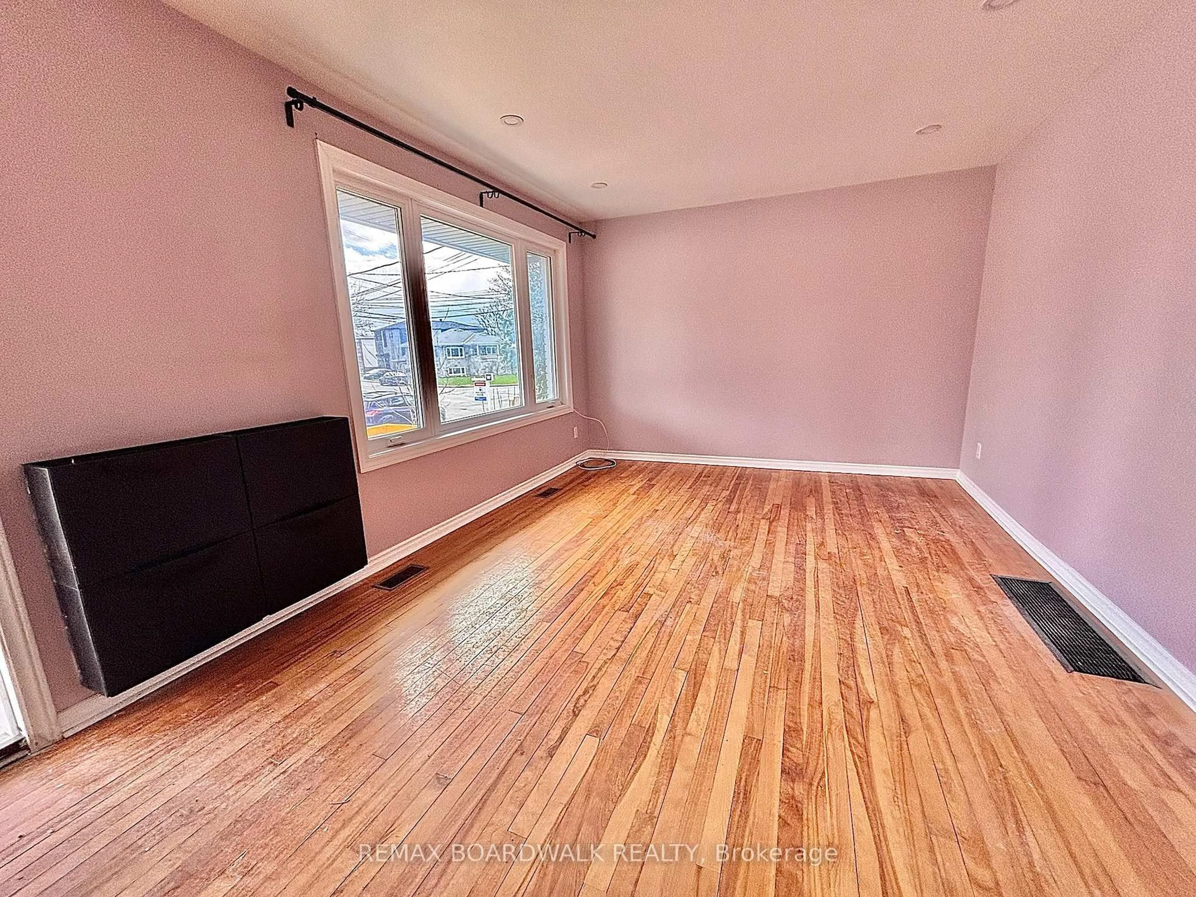 A pic of a room for 379 ST DENIS St, Ottawa Ontario K1L 5H8