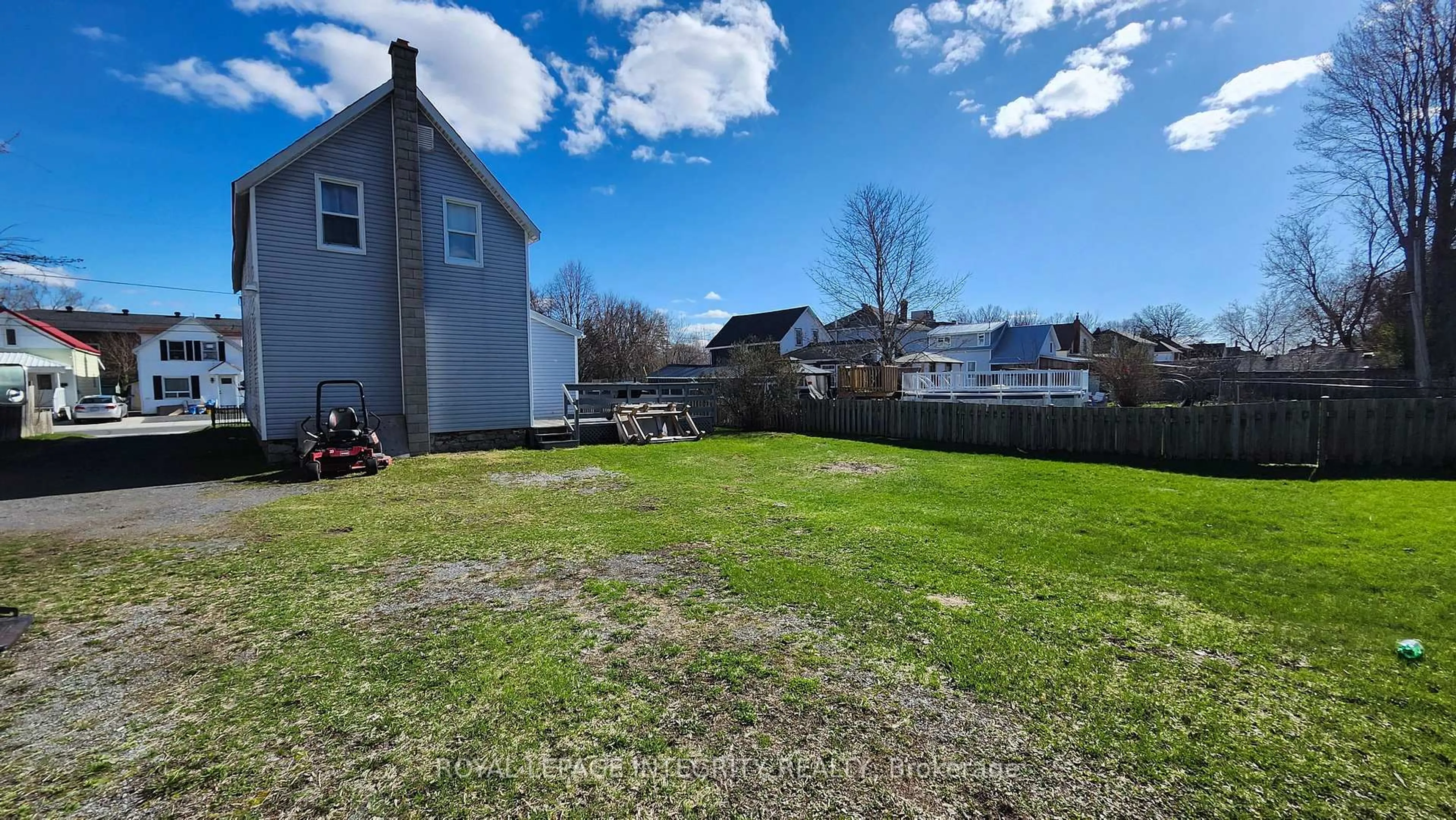 A pic from outside/outdoor area/front of a property/back of a property/a pic from drone, unknown for 439 3rd St, Cornwall Ontario K6H 2E6
