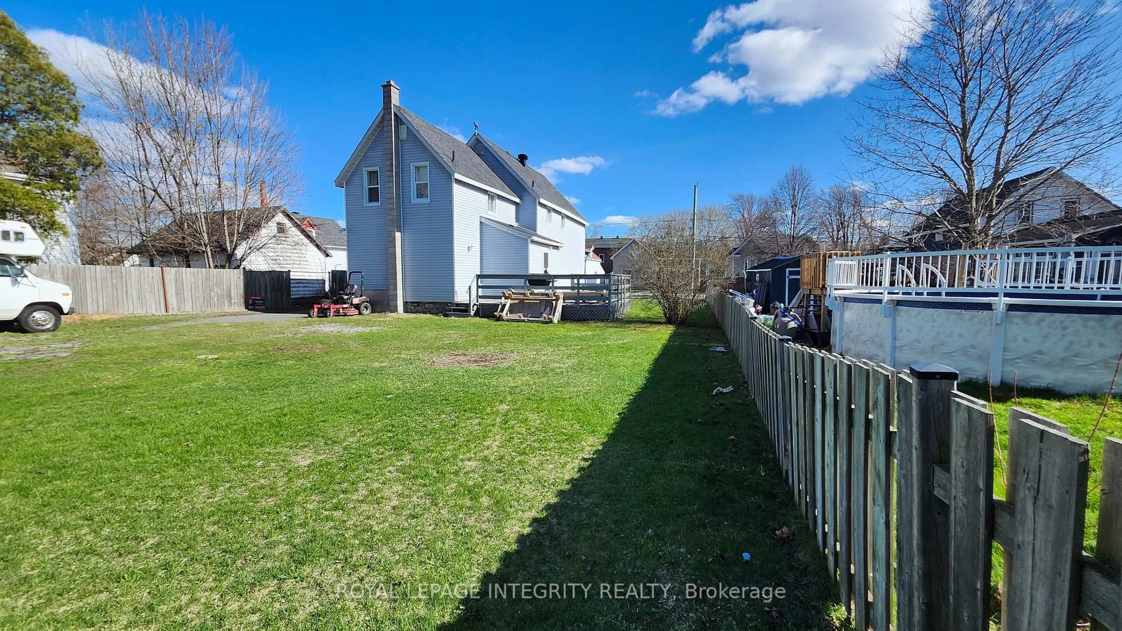 A pic from outside/outdoor area/front of a property/back of a property/a pic from drone, water/lake/river/ocean view for 439 3rd St, Cornwall Ontario K6H 2E6