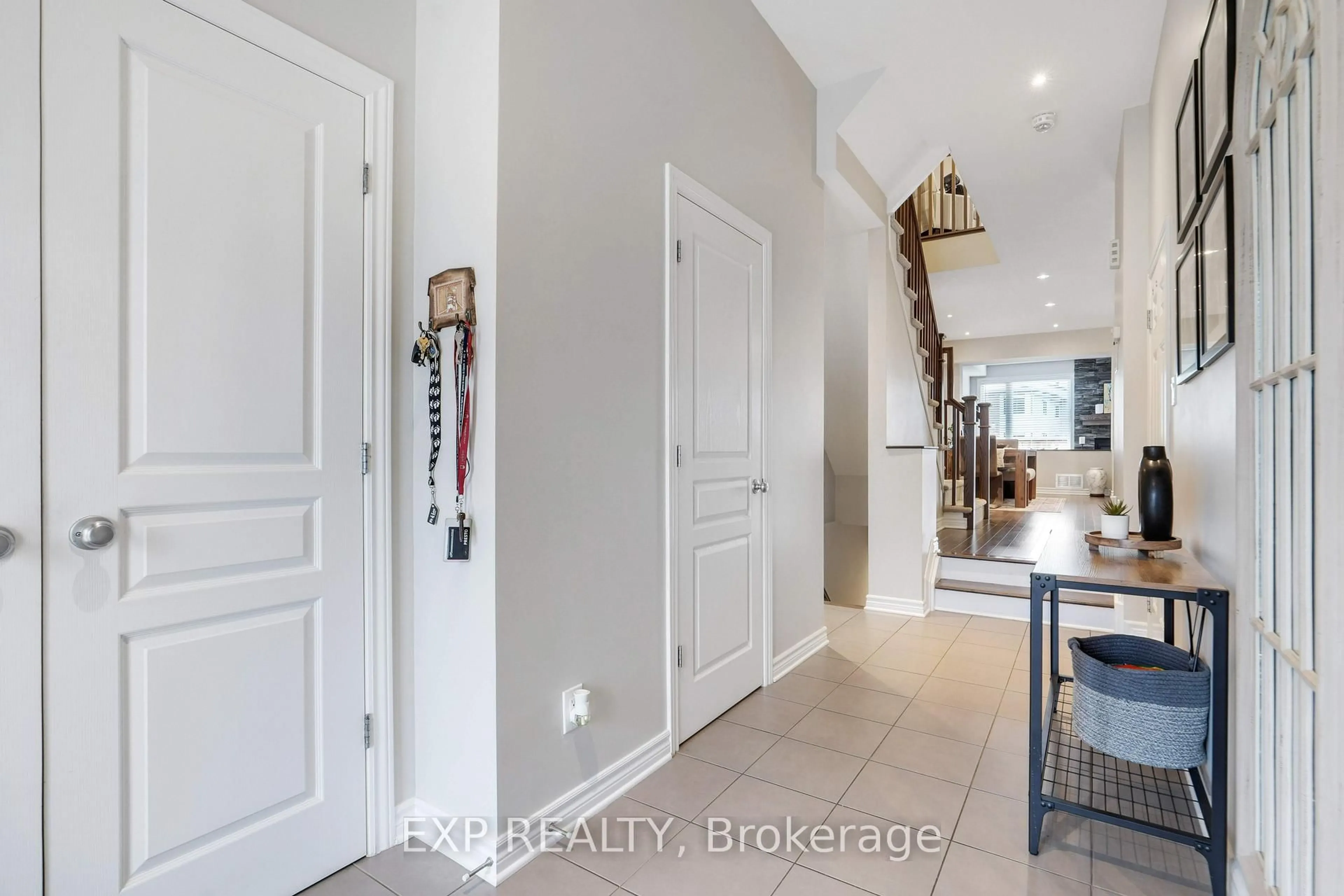 Indoor entryway for 529 Stargazer Cres, Ottawa Ontario K4M 0H2