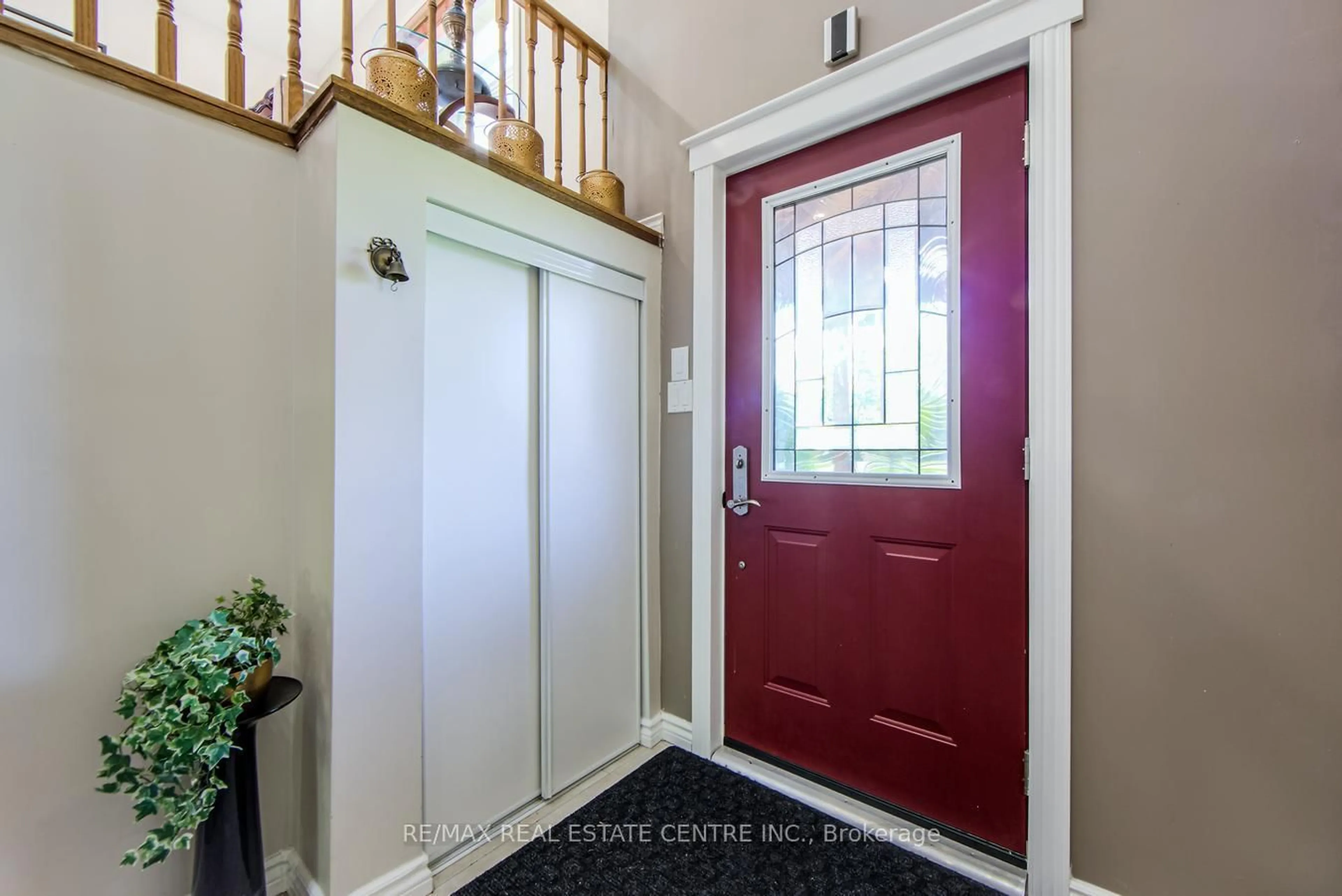 Indoor entryway for 9438 Wellington Rd 42 Rd, Erin Ontario N0B 1H0