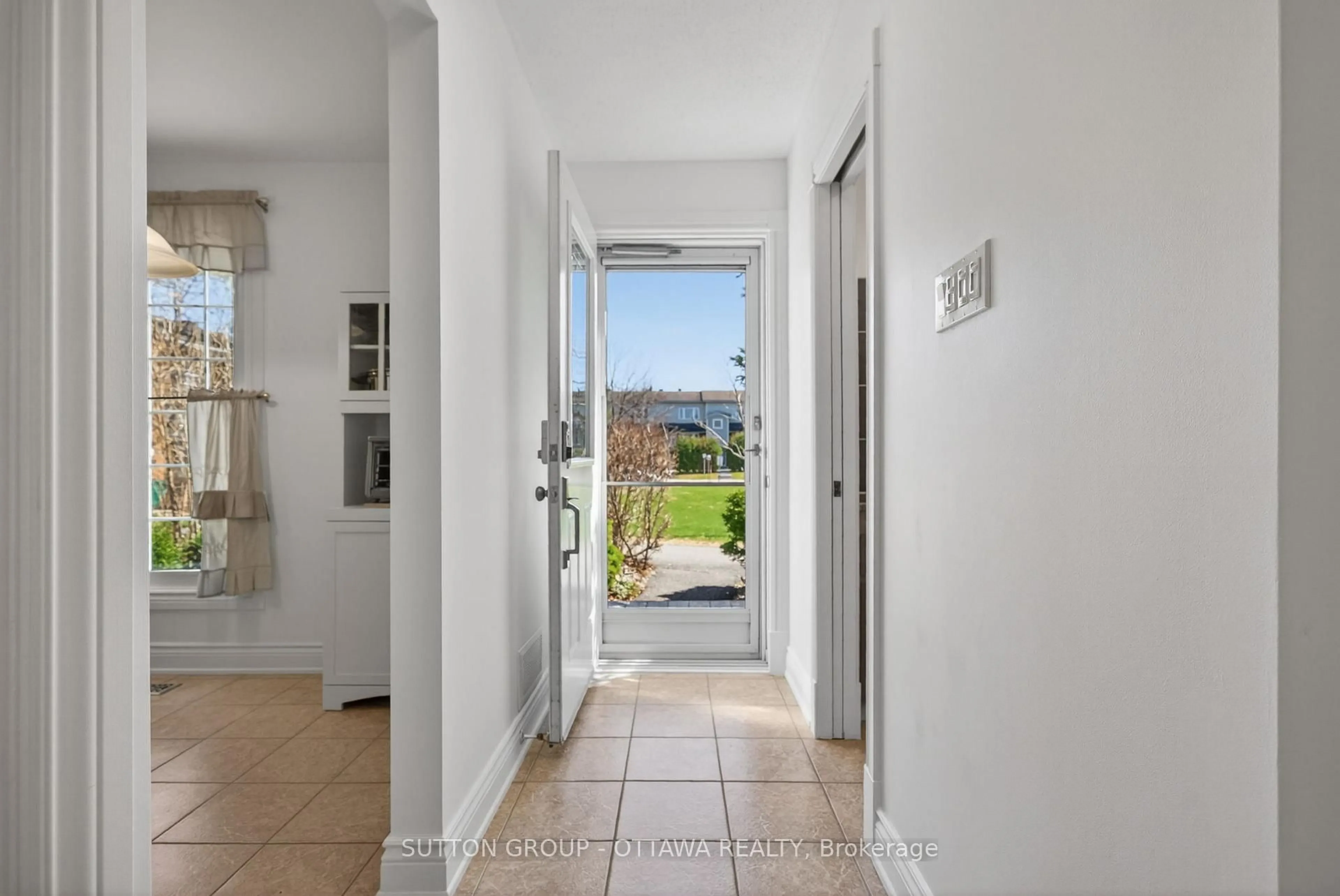 Indoor foyer for 285 Monterey Dr, Ottawa Ontario K2H 7B1