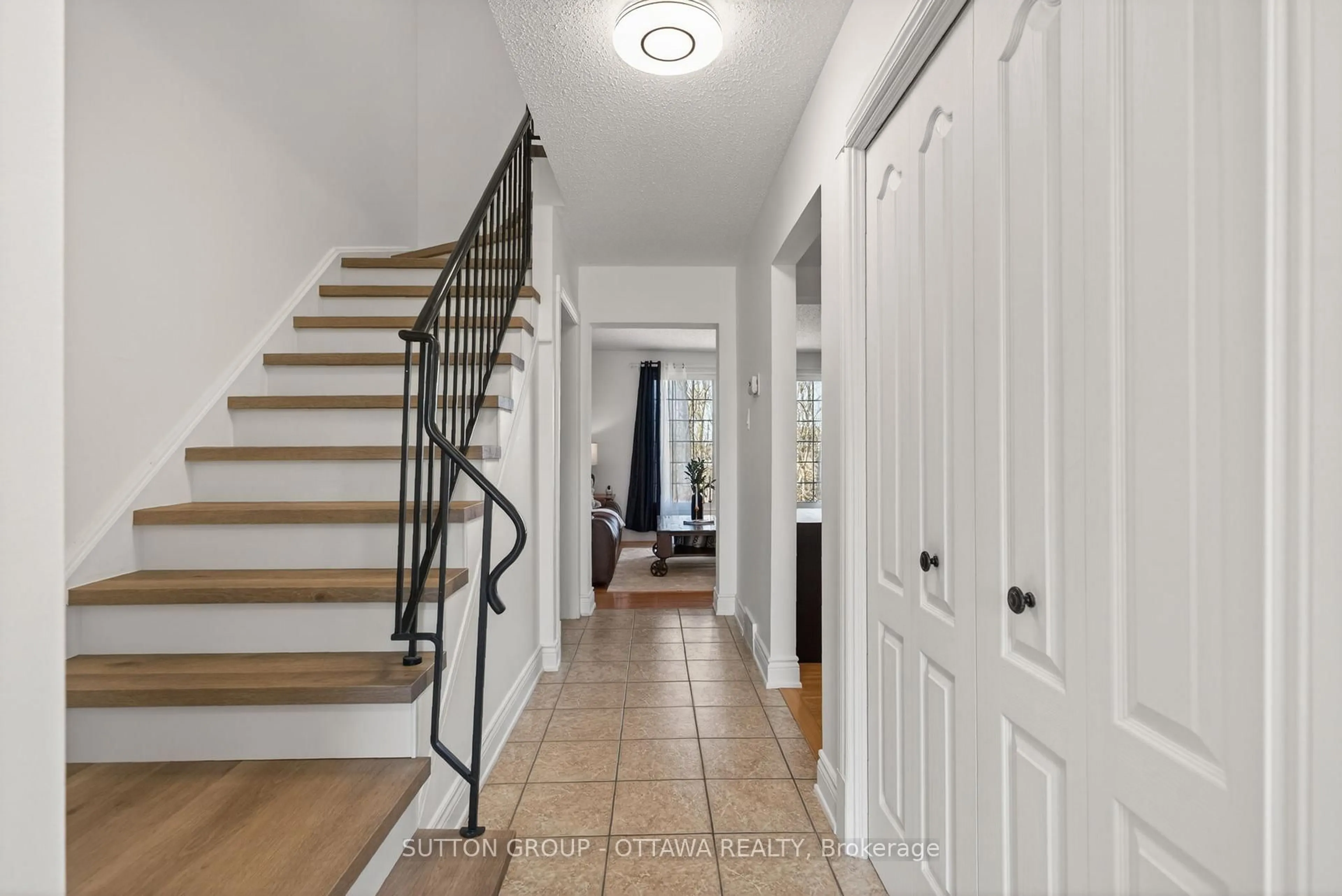 Indoor entryway for 285 Monterey Dr, Ottawa Ontario K2H 7B1