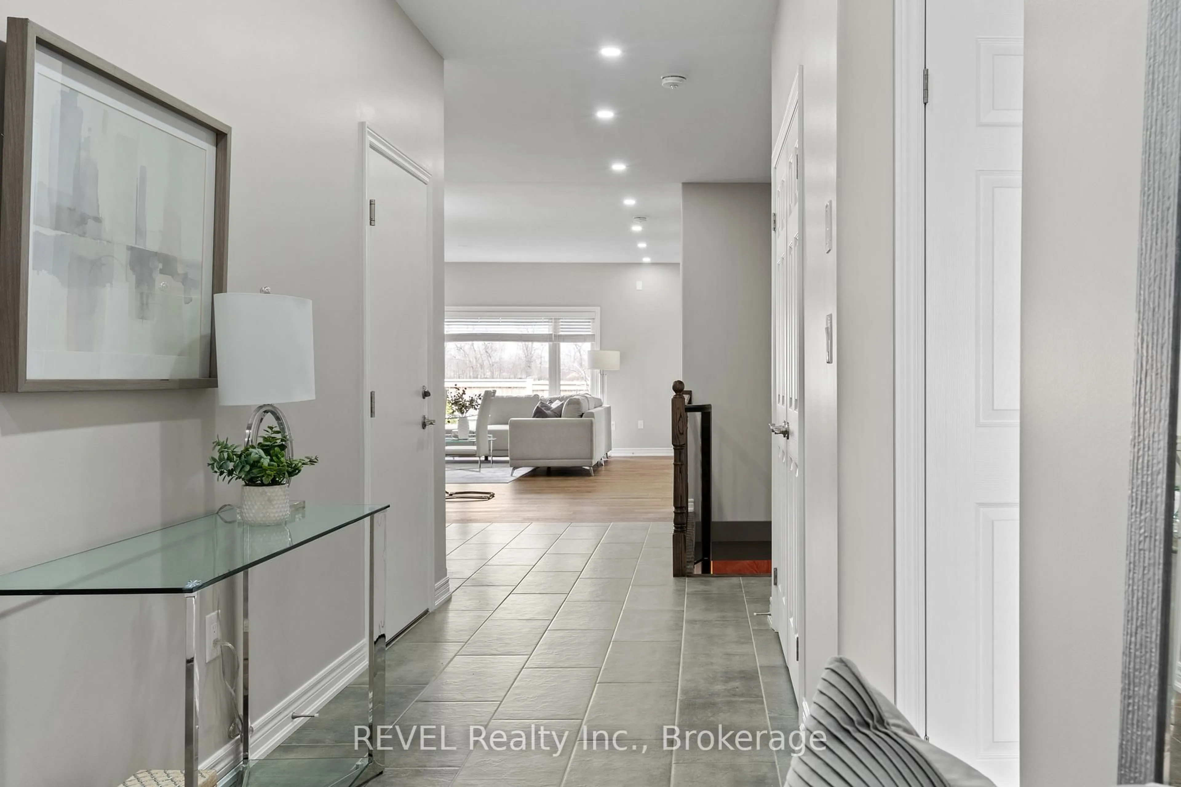 Indoor entryway for 7138 PARSA St #7, Niagara Falls Ontario L2H 3W1