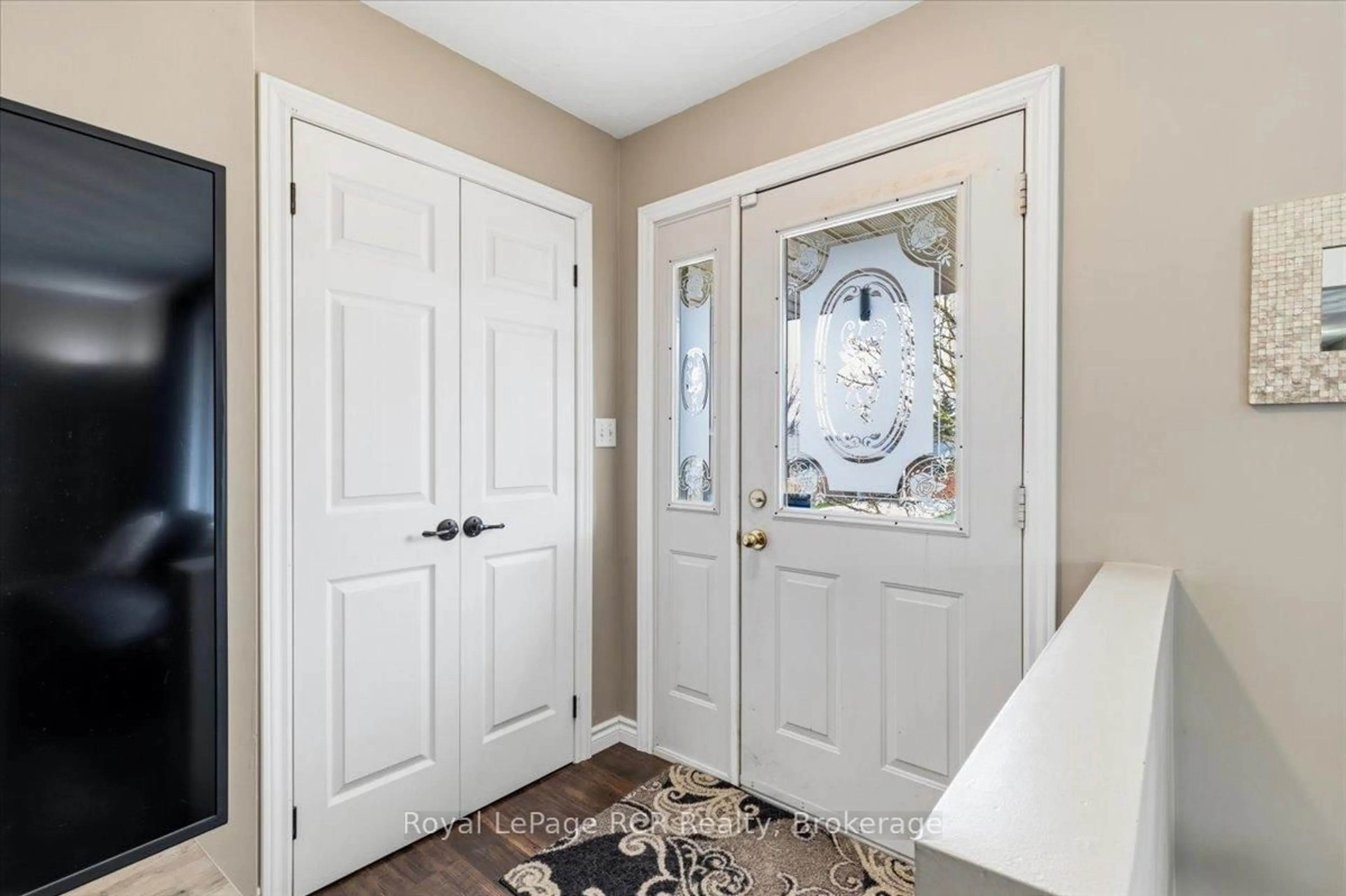 Indoor entryway for 557 2nd A St, Hanover Ontario N4N 3P6