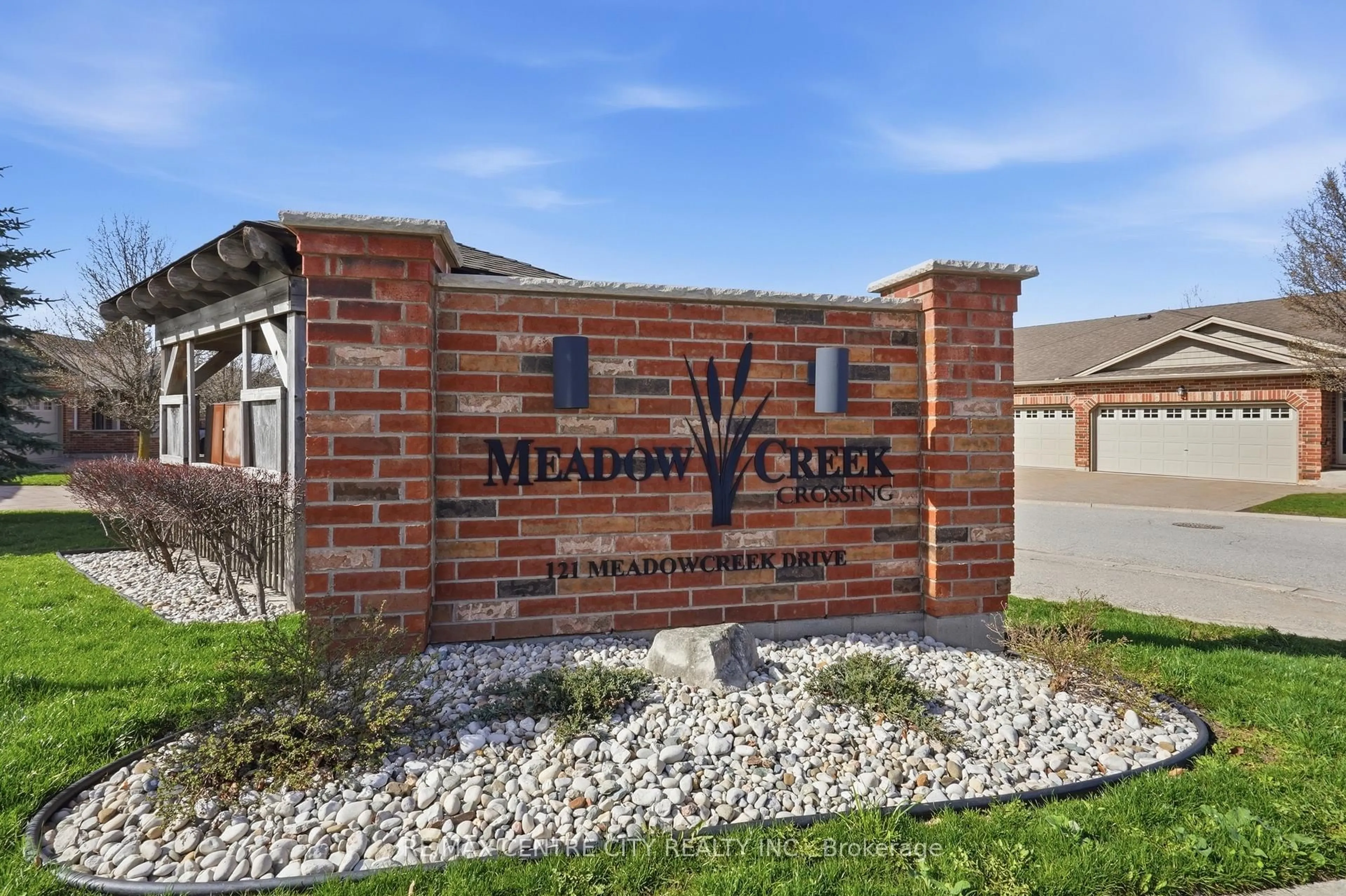 Indoor entryway for 121 Meadowcreek Dr #21, Middlesex Centre Ontario N0M 2A0