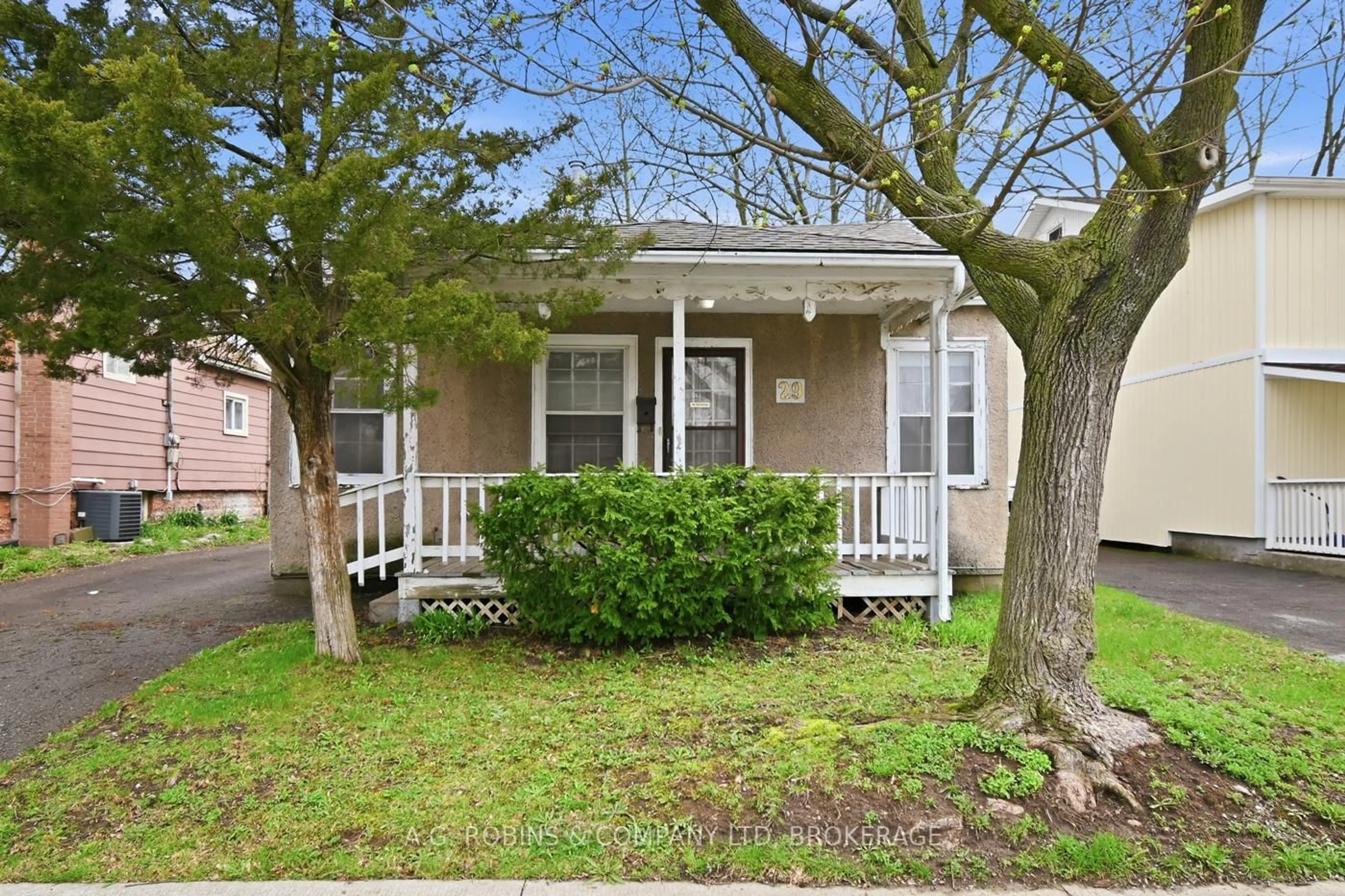 Home with vinyl exterior material, street for 29 Mcnaughton Rd, Welland Ontario L3B 2R4