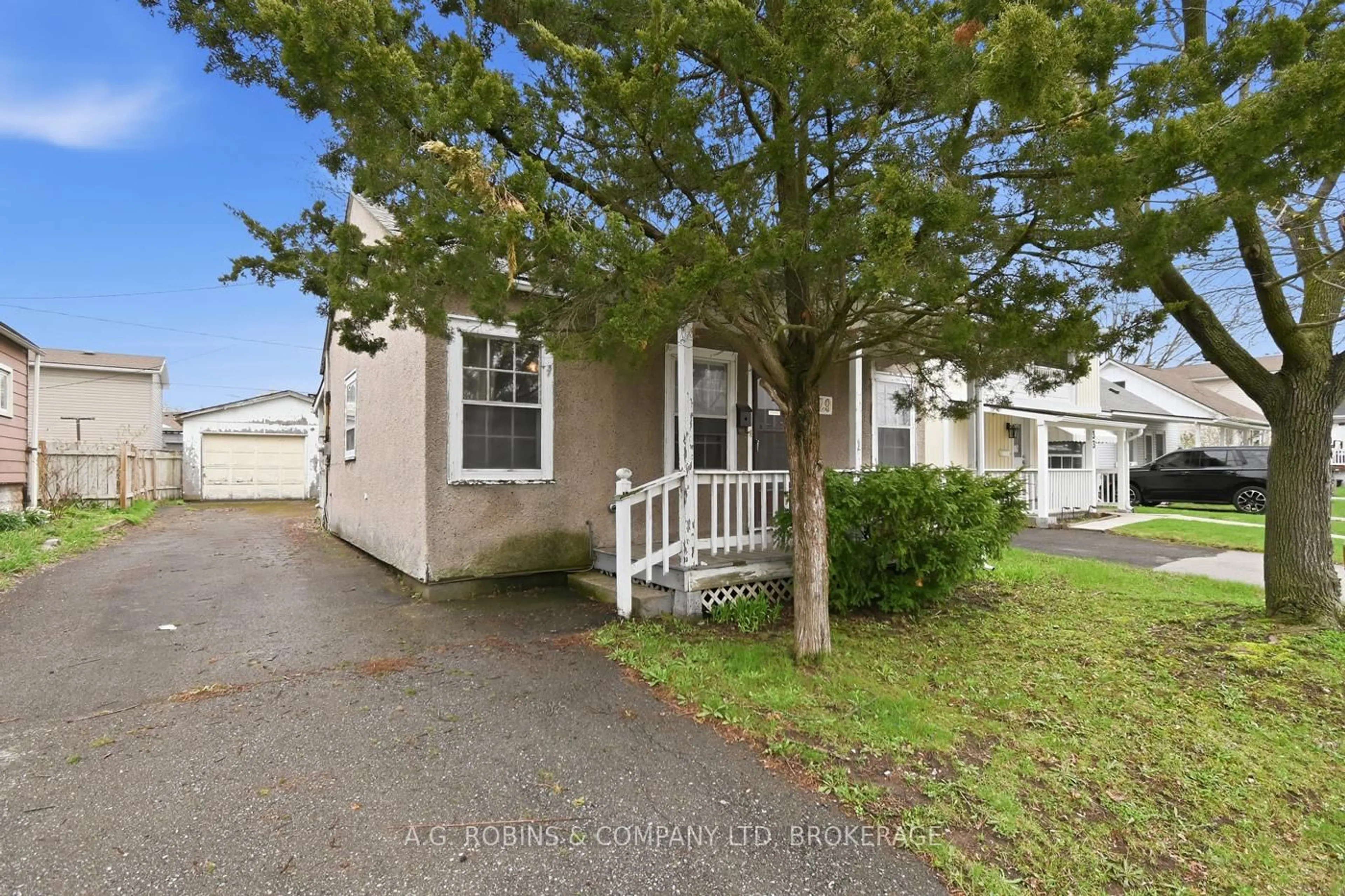 A pic from outside/outdoor area/front of a property/back of a property/a pic from drone, street for 29 Mcnaughton Rd, Welland Ontario L3B 2R4