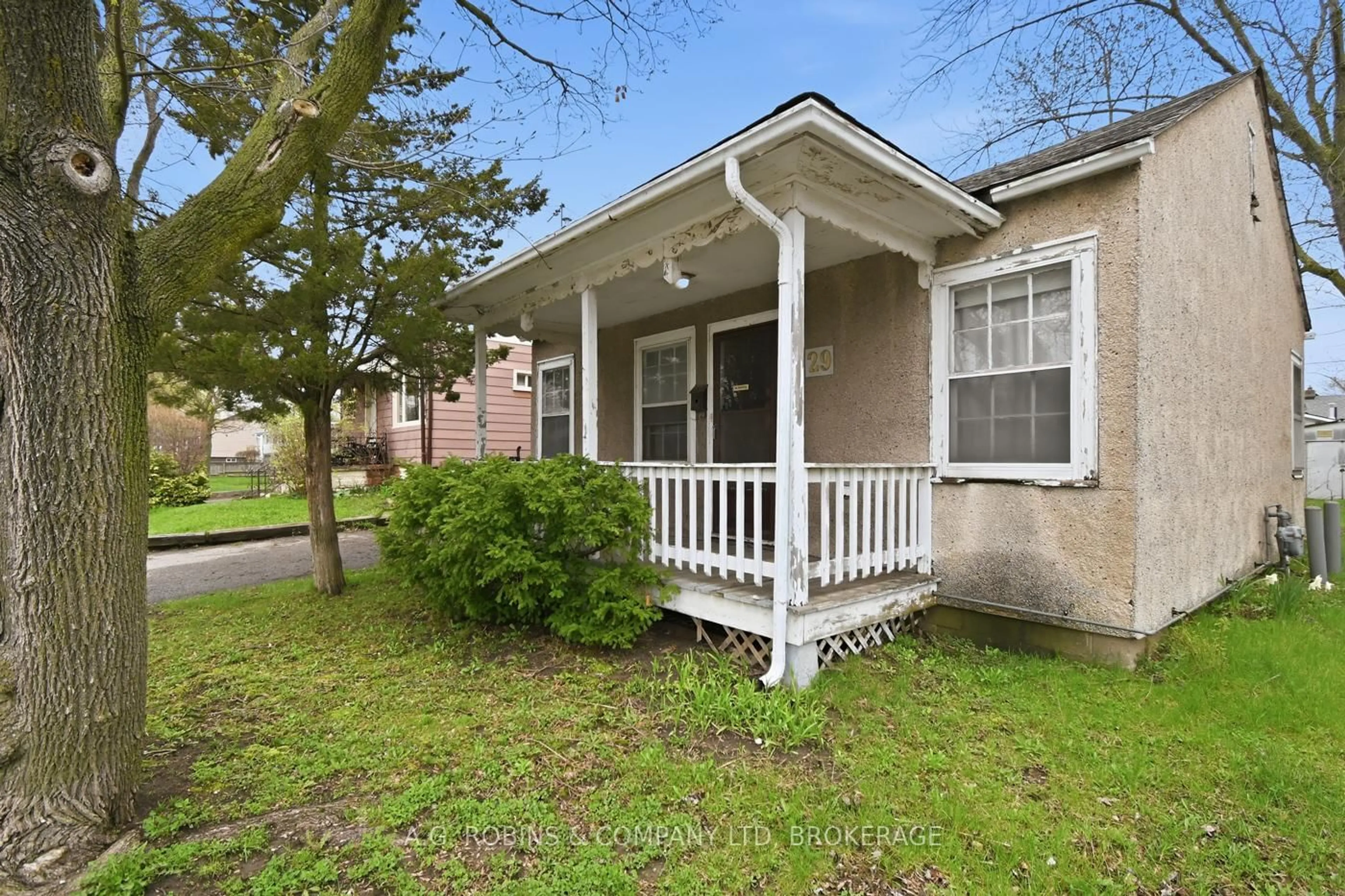 Patio, street for 29 Mcnaughton Rd, Welland Ontario L3B 2R4