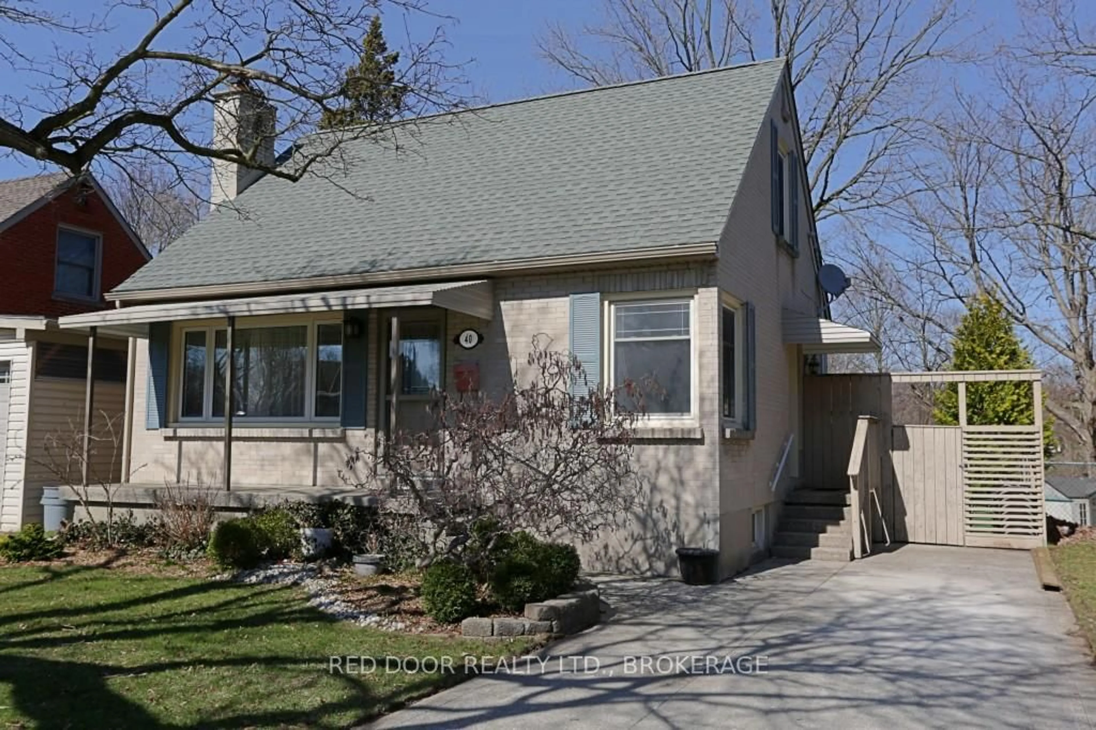 Home with vinyl exterior material, street for 40 Graydon St, London East Ontario N5W 2H7