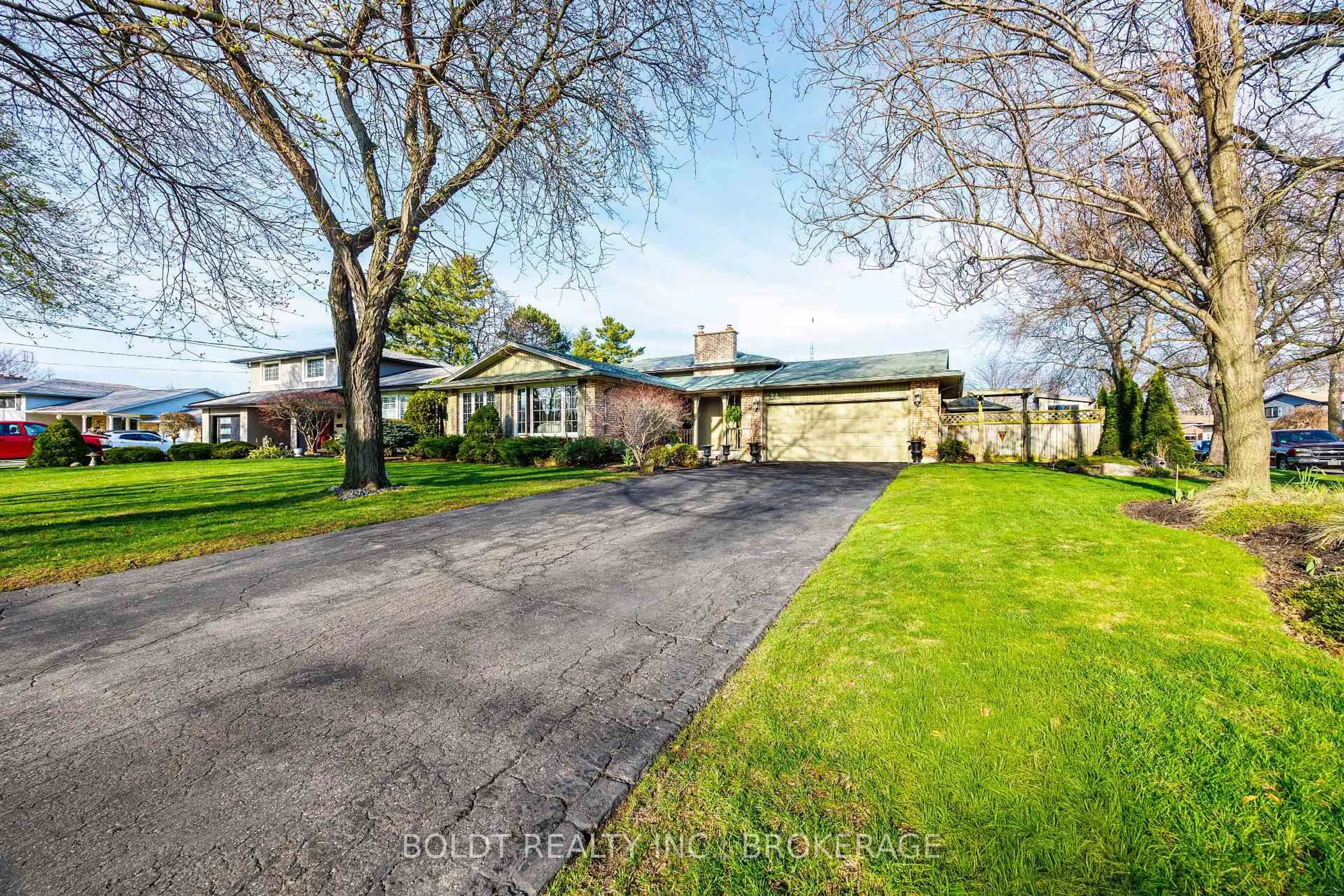 A pic from outside/outdoor area/front of a property/back of a property/a pic from drone, street for 24 Mississauga Rd, St. Catharines Ontario L2N 3K4