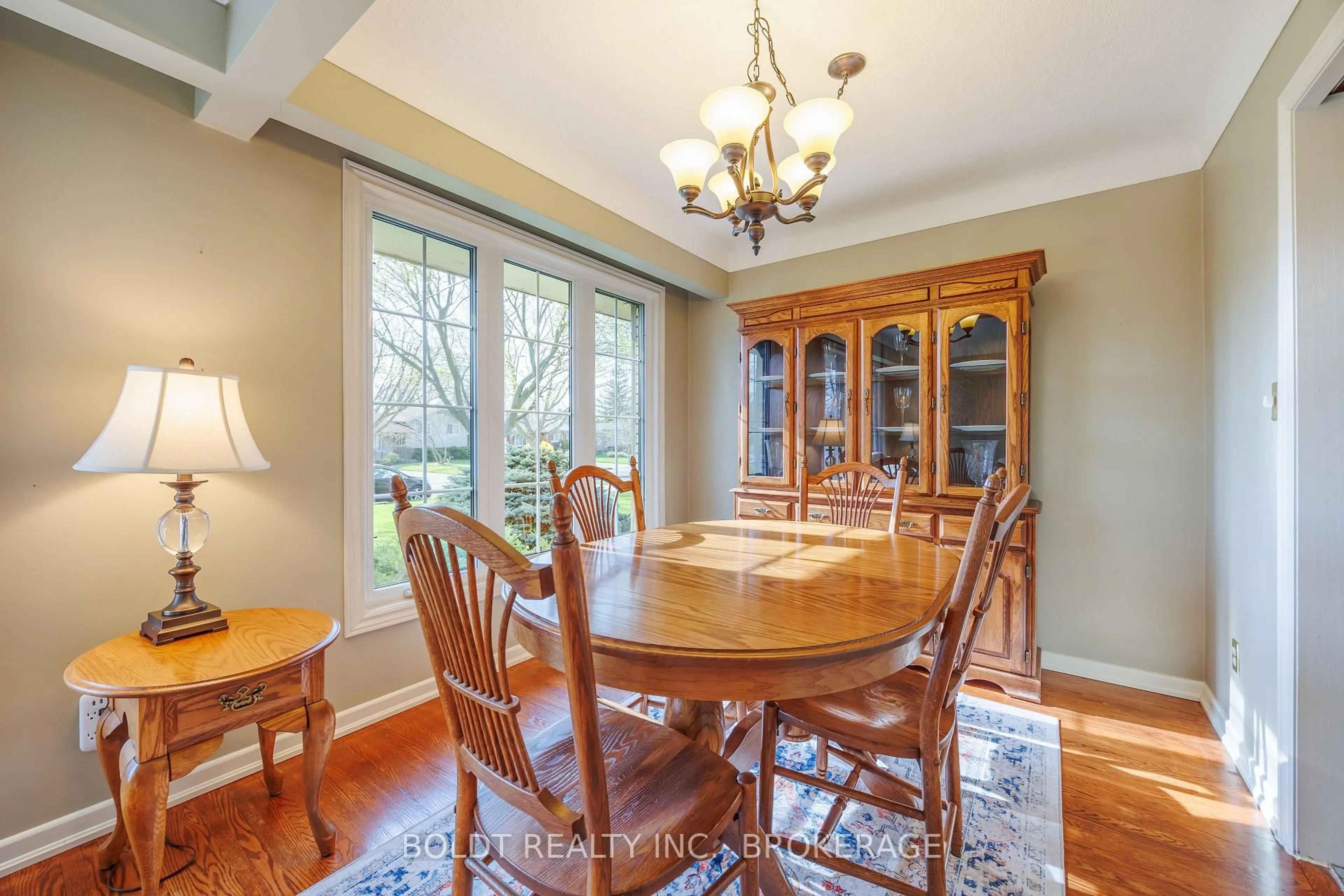 Dining room, wood/laminate floor for 24 Mississauga Rd, St. Catharines Ontario L2N 3K4