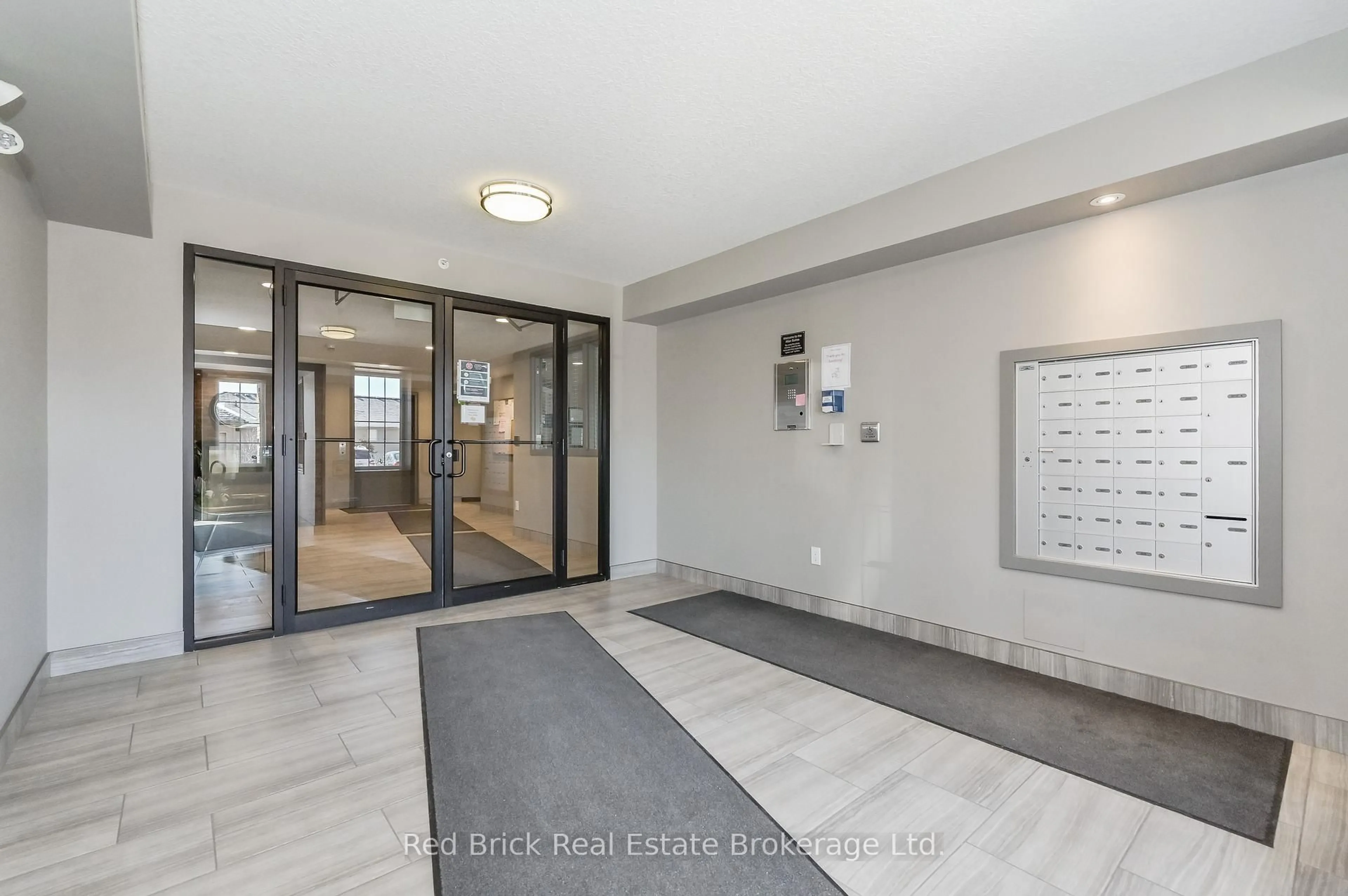 Indoor foyer for 6492 GERRIE Rd #207, Centre Wellington Ontario N0B 1S0