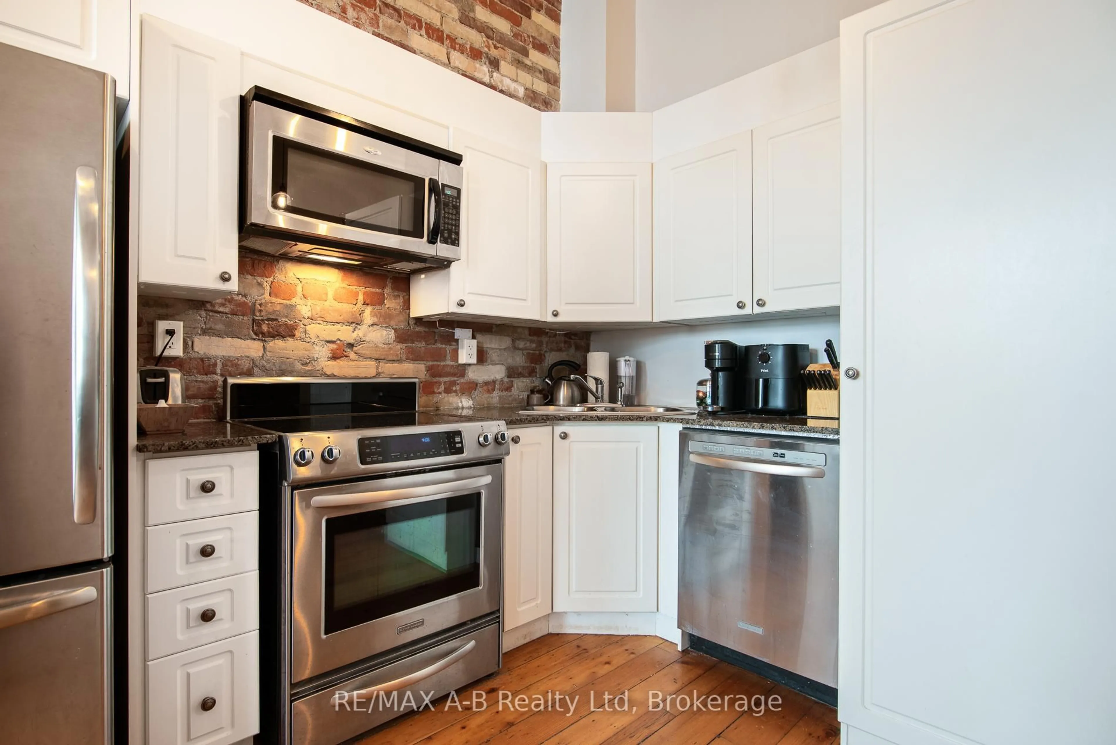 Standard kitchen, unknown for 66 WELLINGTON St ##201, Stratford Ontario N5A 2L2