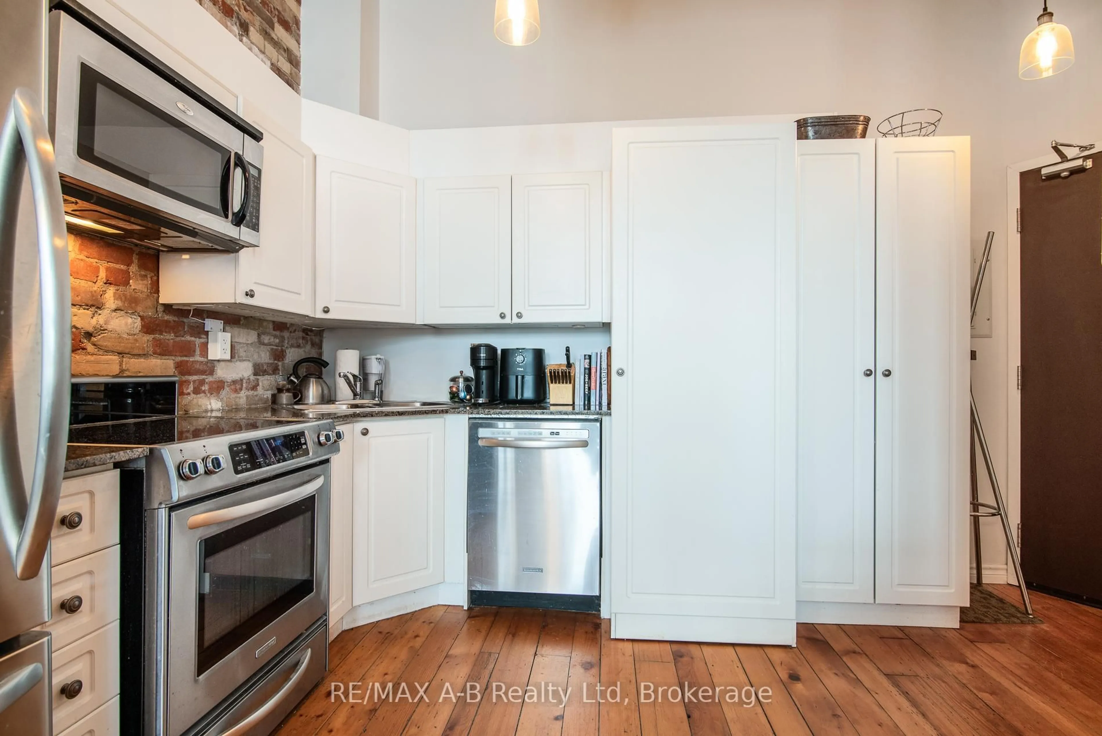 Standard kitchen, unknown for 66 WELLINGTON St ##201, Stratford Ontario N5A 2L2