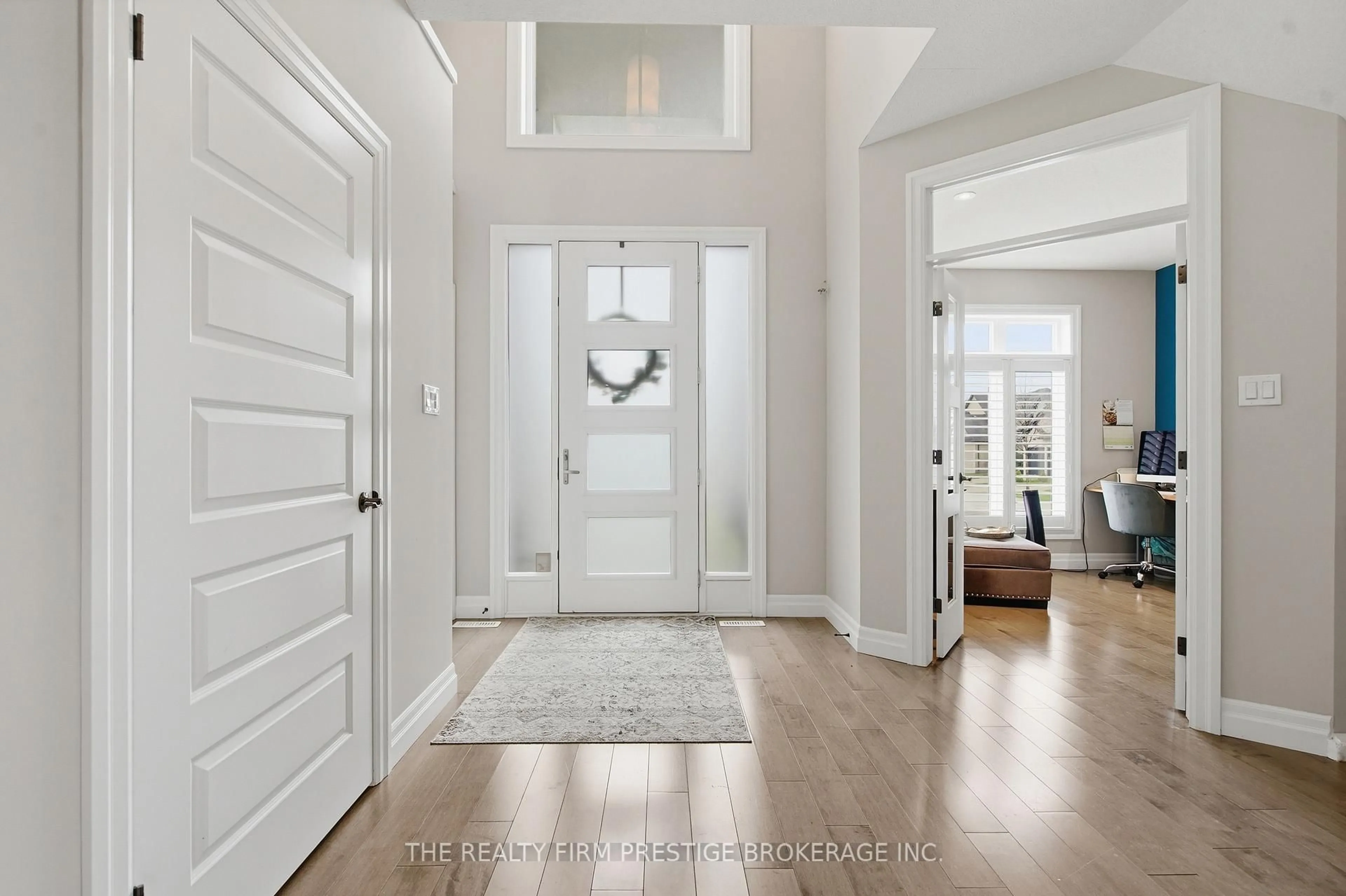 Indoor entryway for 1104 Coates Lane, London North Ontario N6G 0S4