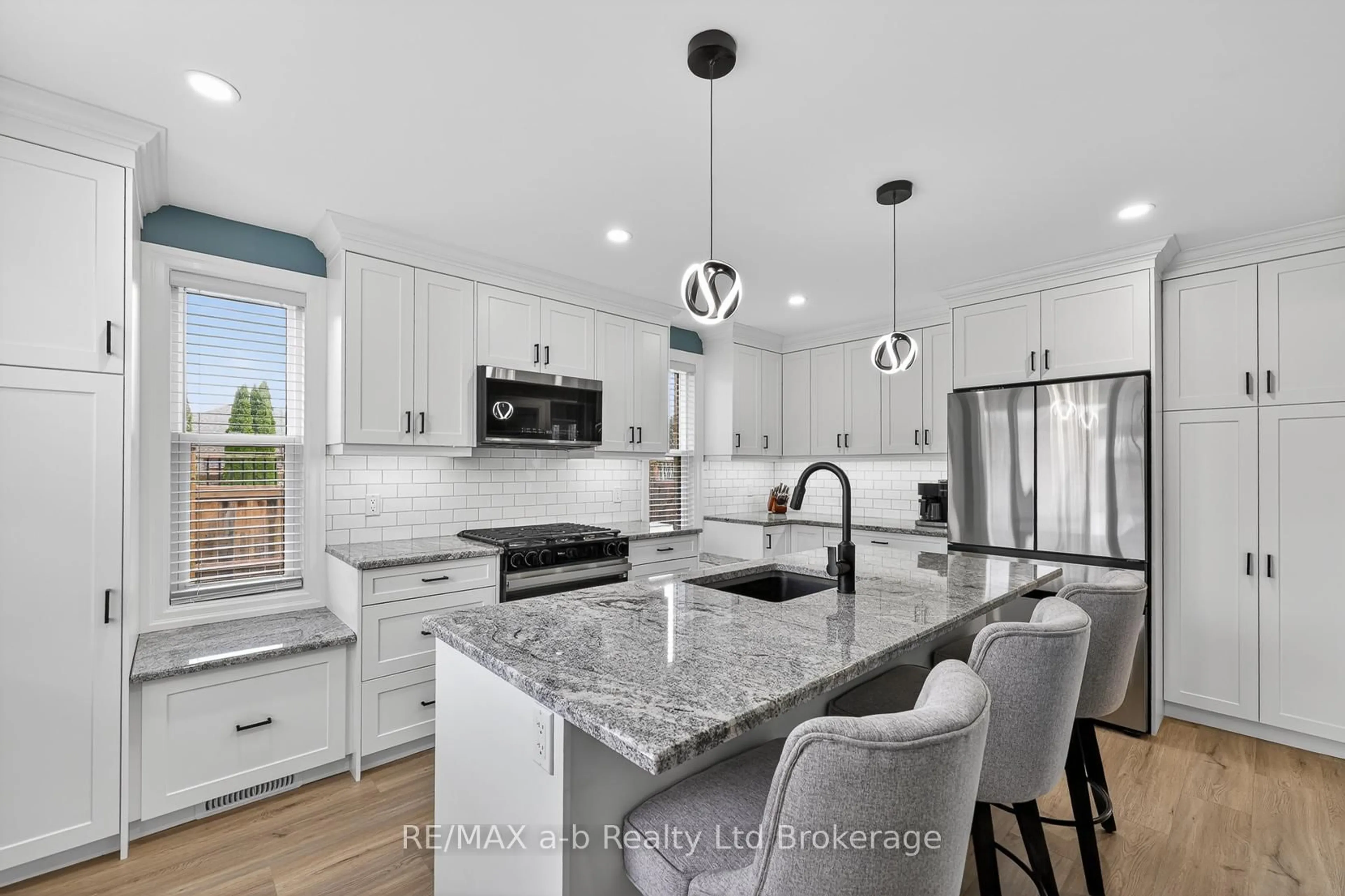 Open concept kitchen, ceramic/tile floor for 346 Riverview Dr, Strathroy-Caradoc Ontario N7G 4B7