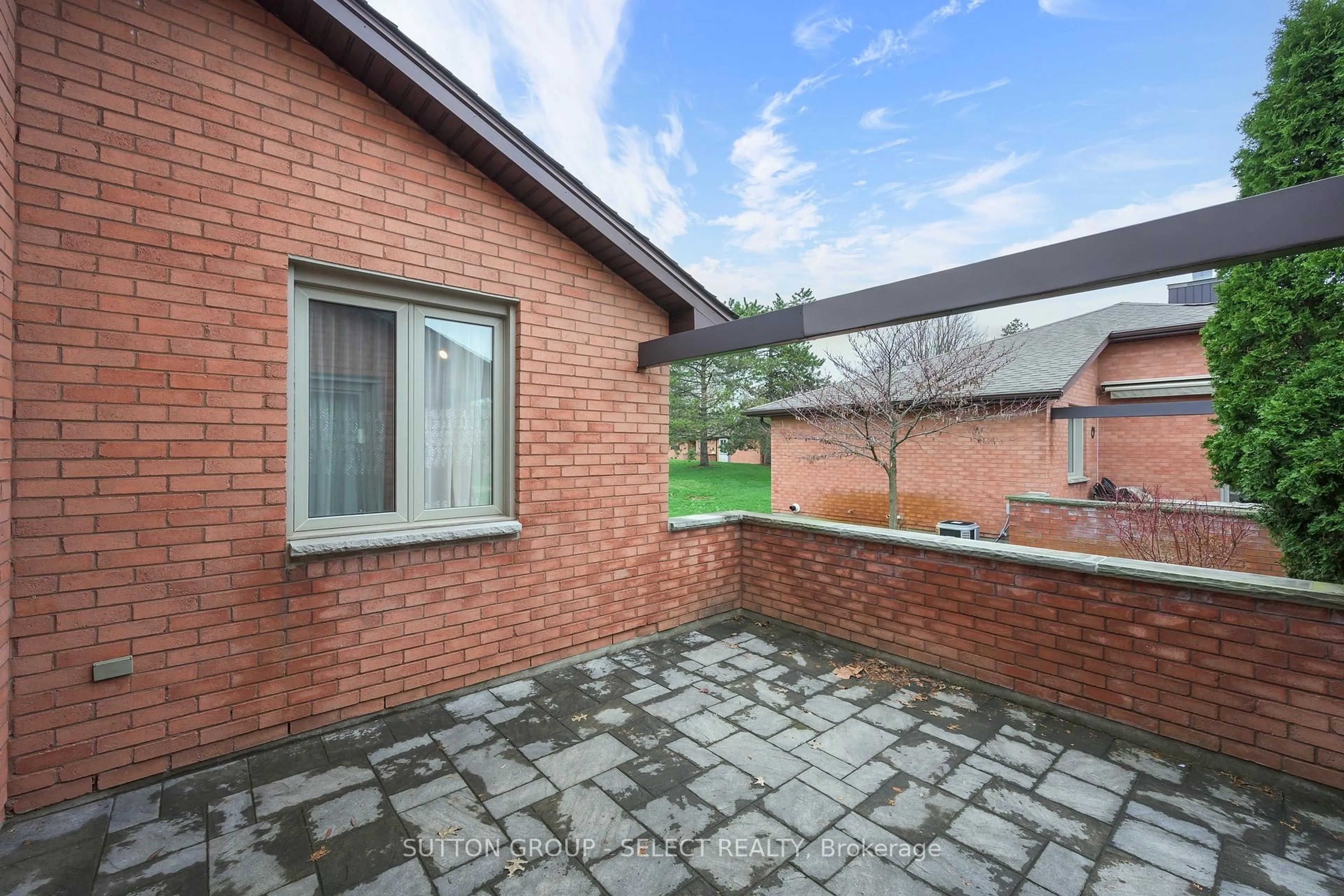 Patio, street for 55 Fiddlers Green Rd #24, London North Ontario N6H 4J8