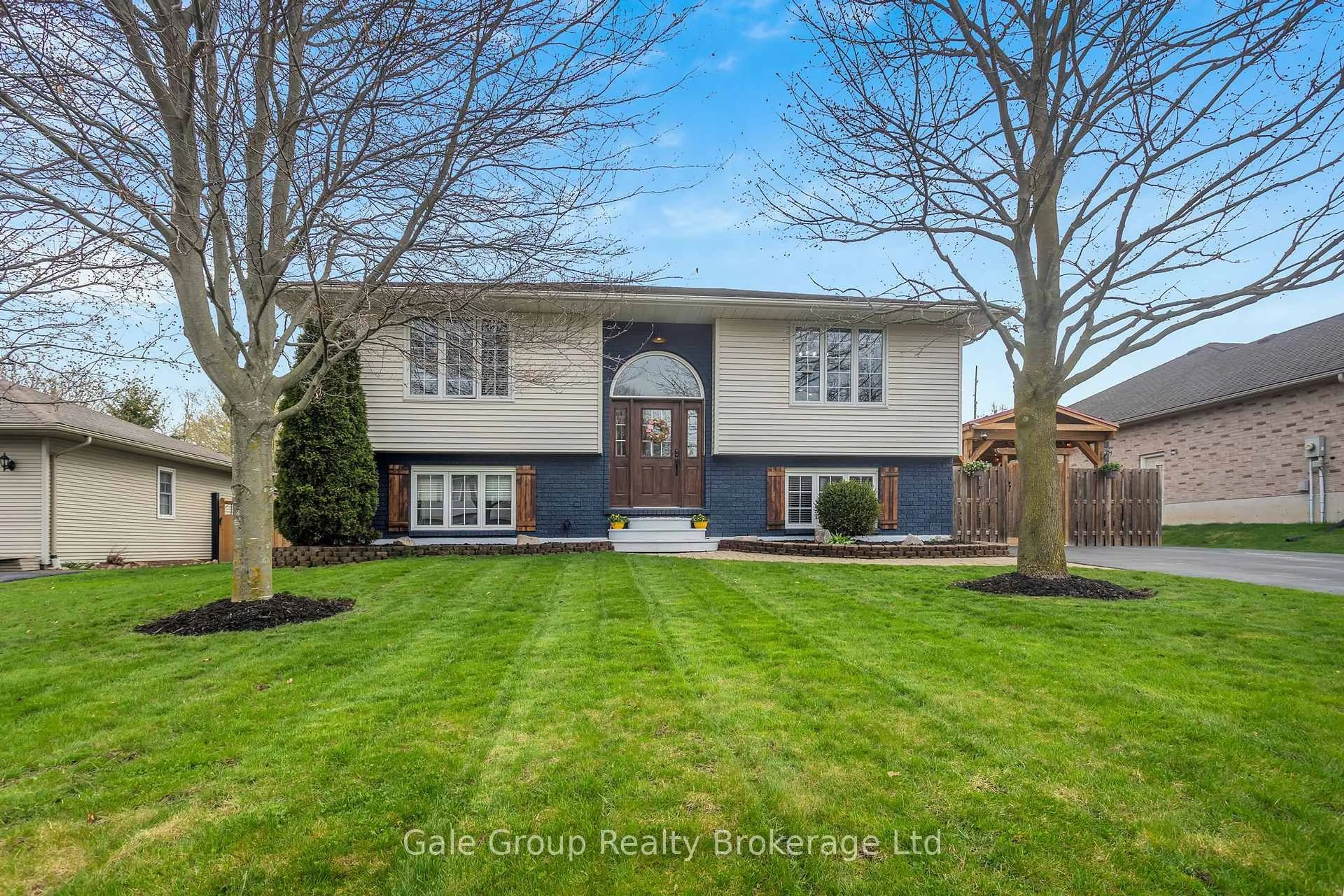 Home with vinyl exterior material, street for 22 LORRAINE Ave, Tillsonburg Ontario N4G 4V3