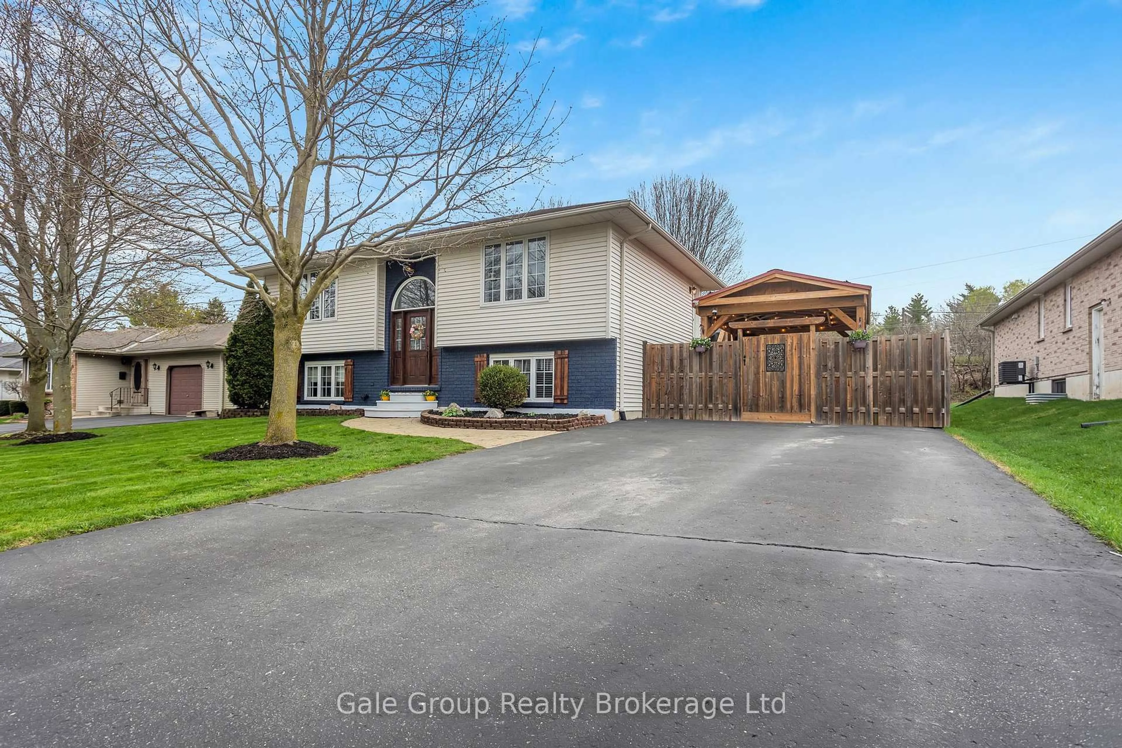 A pic from outside/outdoor area/front of a property/back of a property/a pic from drone, street for 22 LORRAINE Ave, Tillsonburg Ontario N4G 4V3