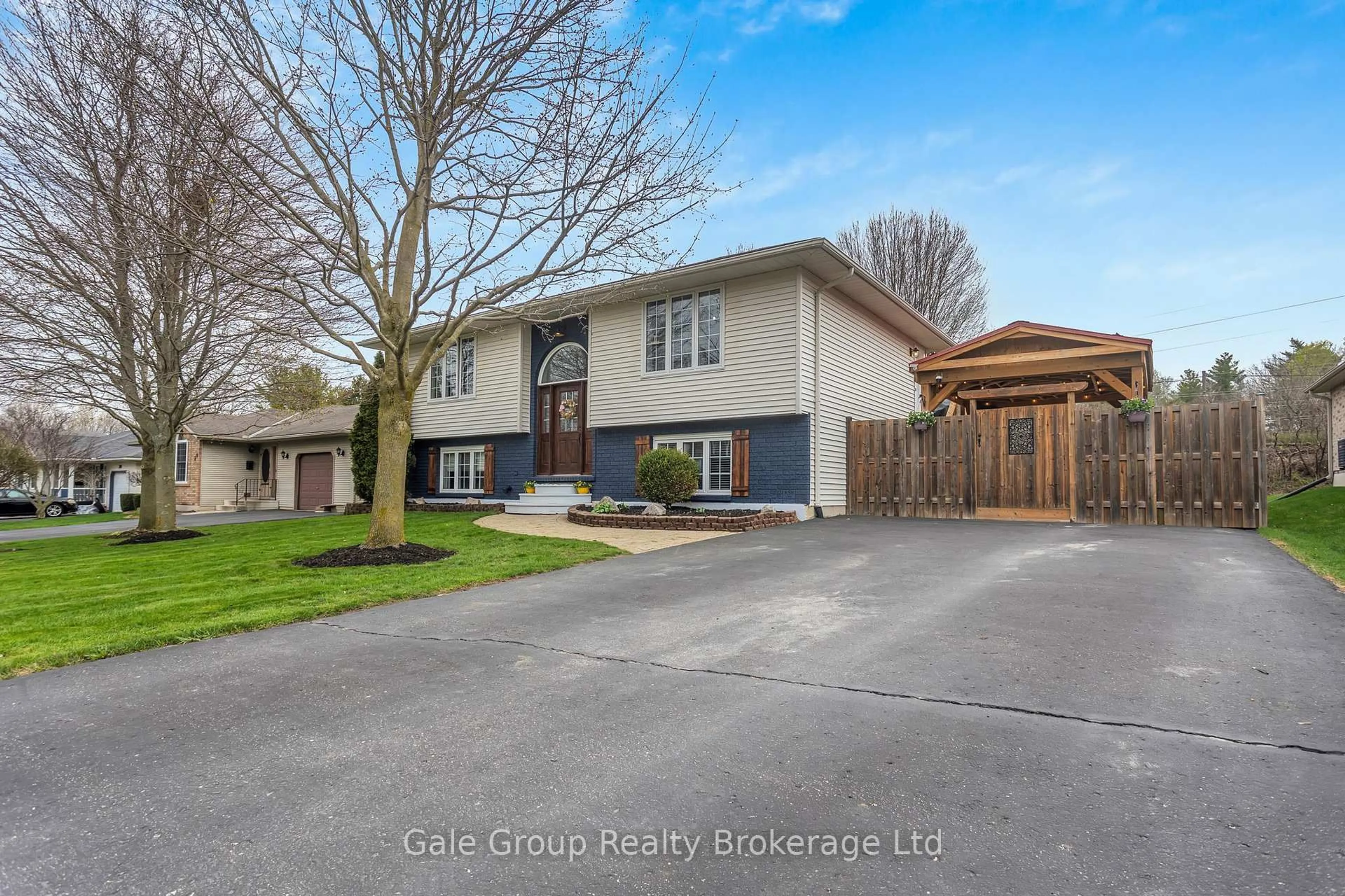 Home with vinyl exterior material, street for 22 LORRAINE Ave, Tillsonburg Ontario N4G 4V3