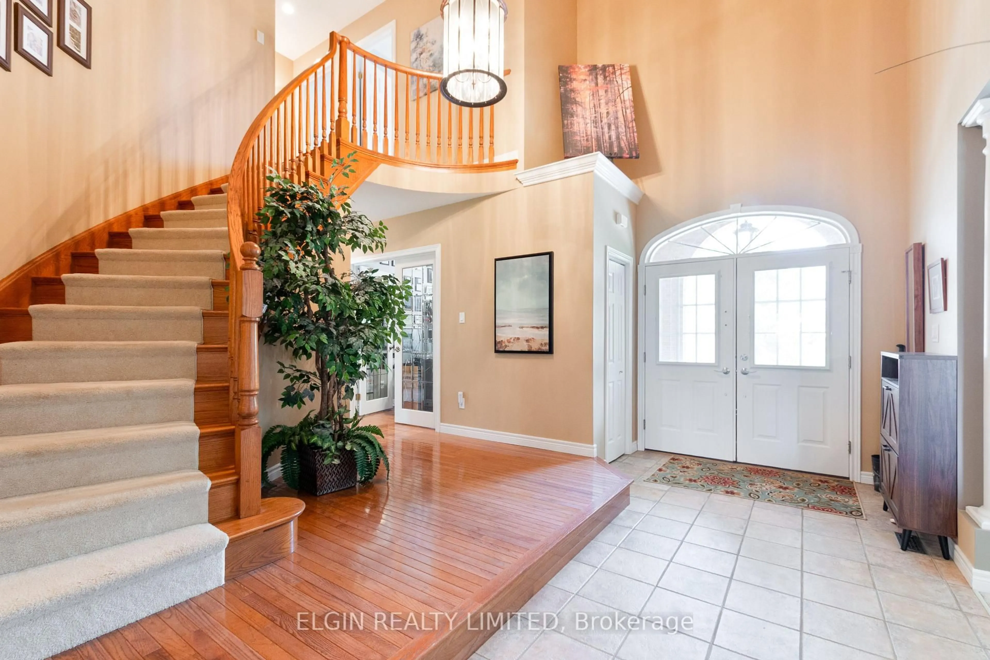 Indoor entryway for 46485 Sparta Line, Central Elgin Ontario N0L 2H0