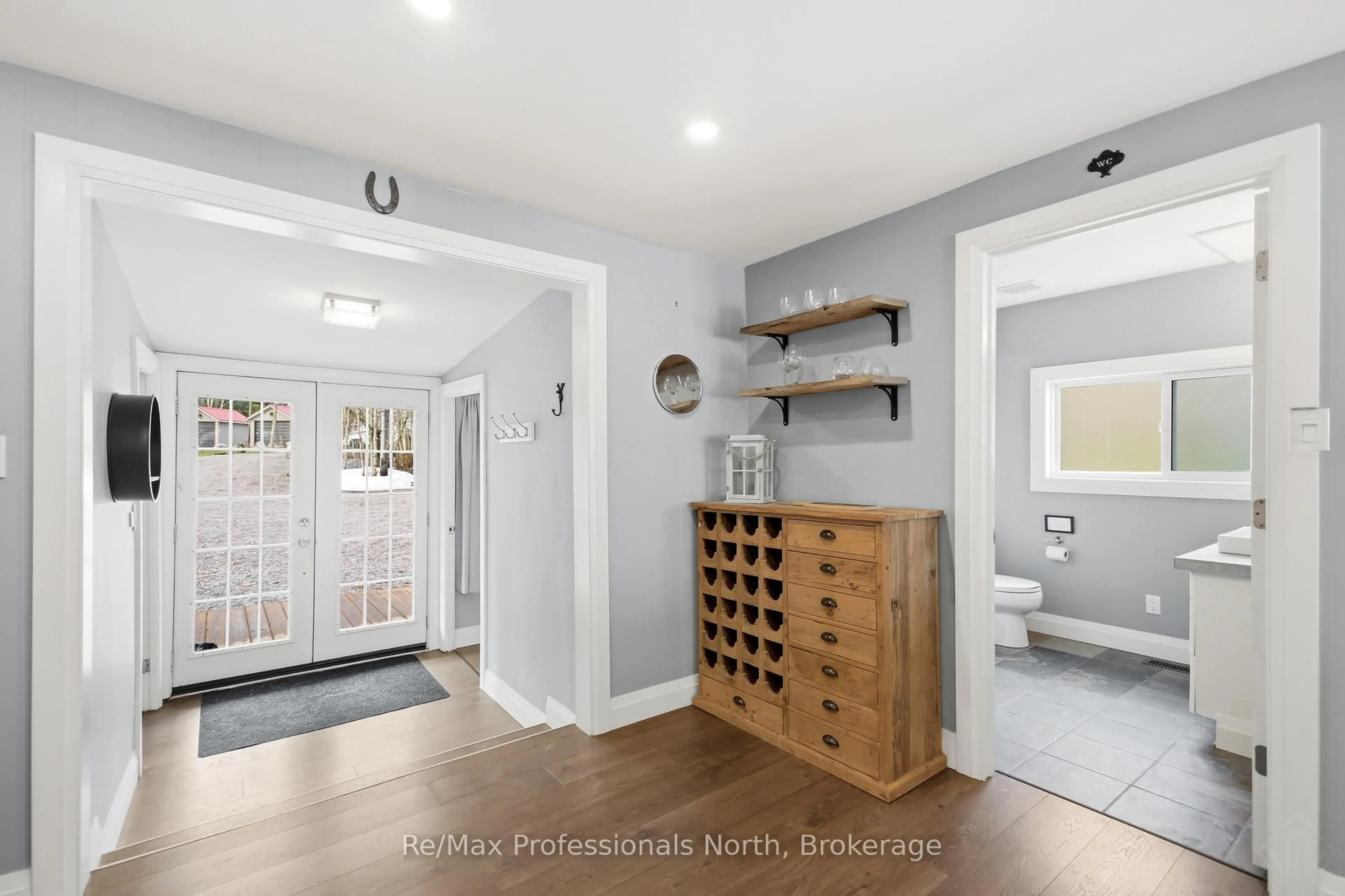 Indoor entryway for 550 Sixth St #2, Gravenhurst Ontario P1P 1M2