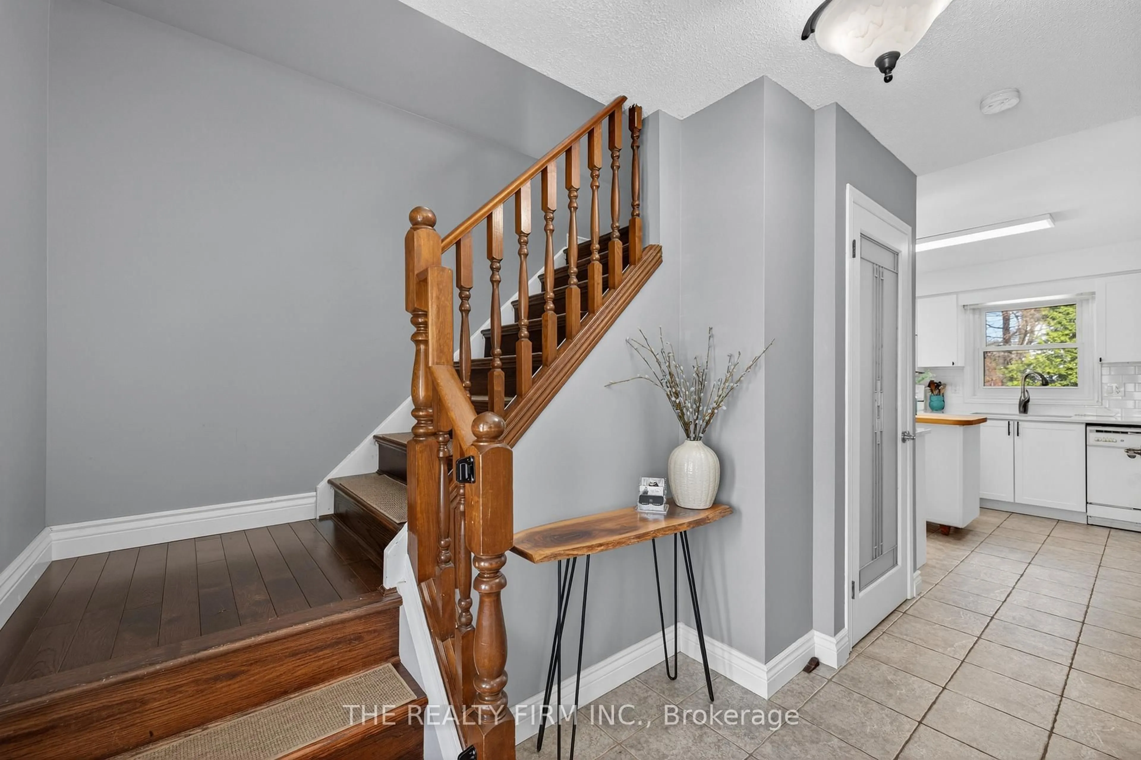 Indoor entryway for 78 Sussex Pl, London East Ontario N5Y 5H3