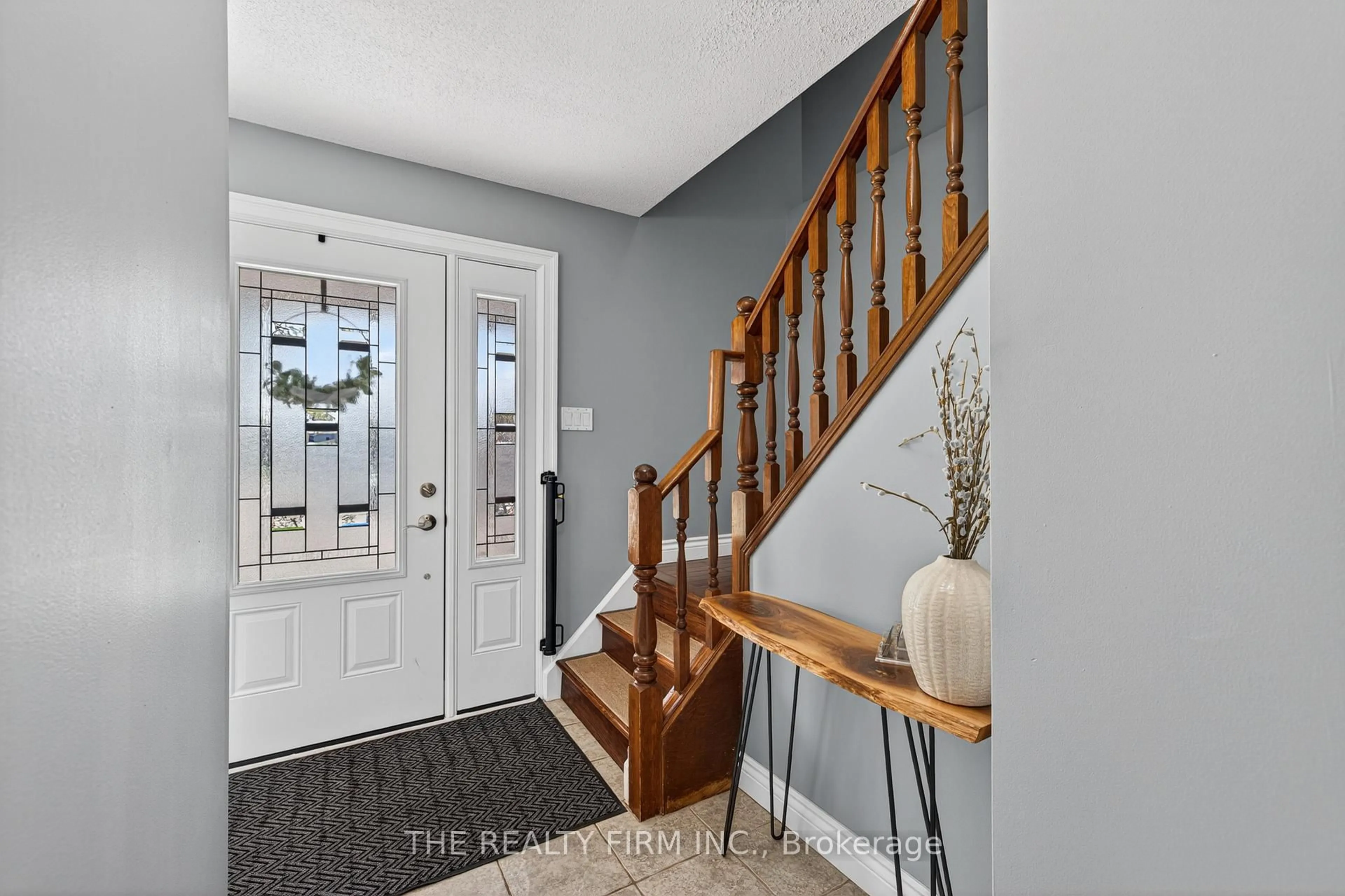 Indoor entryway for 78 Sussex Pl, London East Ontario N5Y 5H3