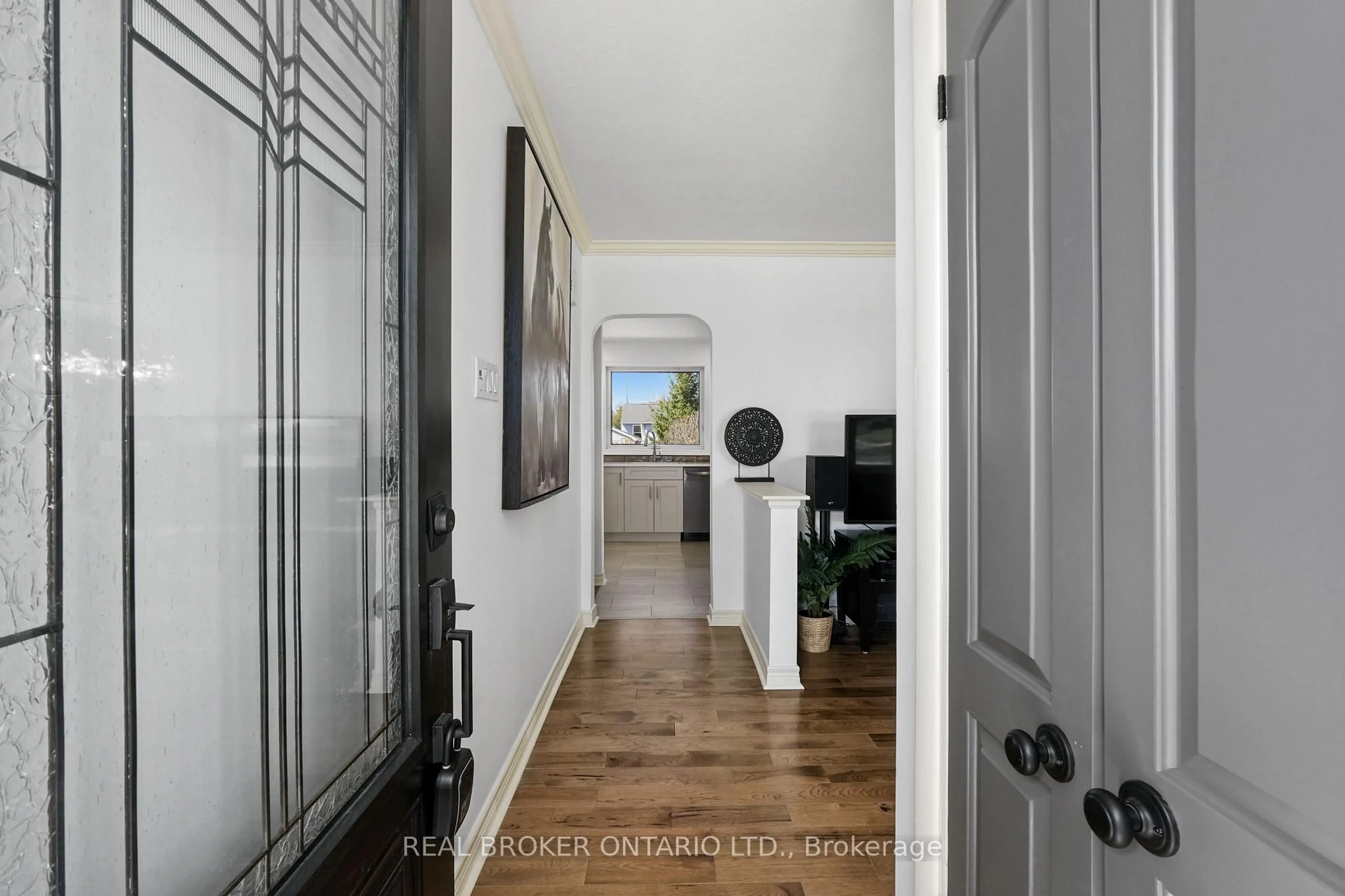 Indoor entryway for 121 Goodfellow Rd, Peterborough Ontario K9J 5W9