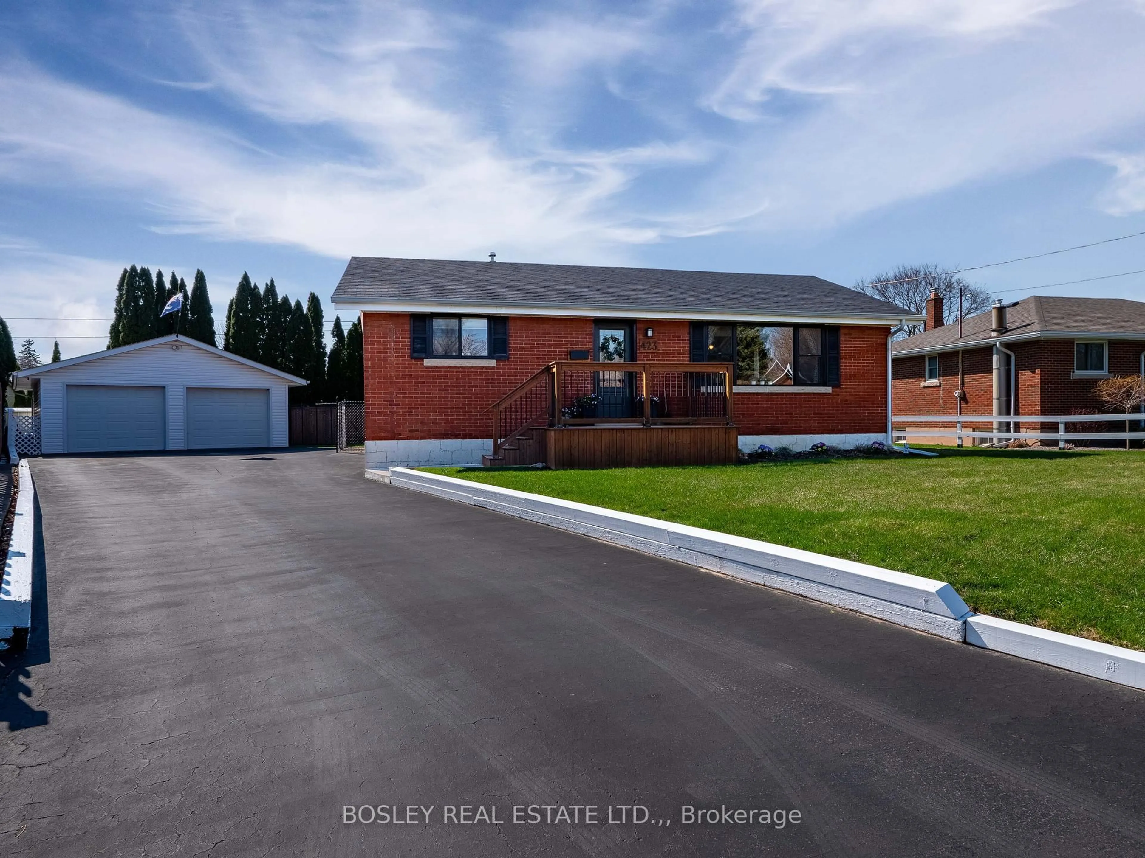 A pic from outside/outdoor area/front of a property/back of a property/a pic from drone, street for 423 Grantham Ave, St. Catharines Ontario L2M 3H9