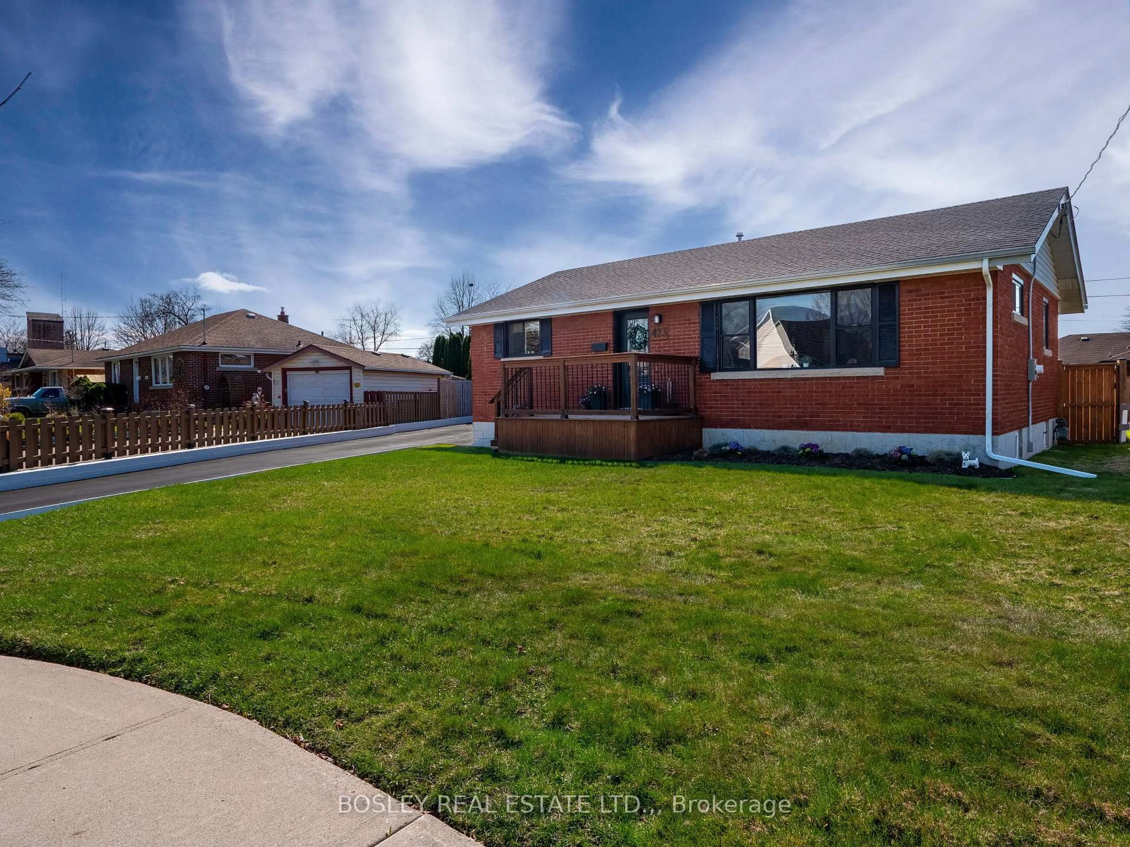 A pic from outside/outdoor area/front of a property/back of a property/a pic from drone, street for 423 Grantham Ave, St. Catharines Ontario L2M 3H9