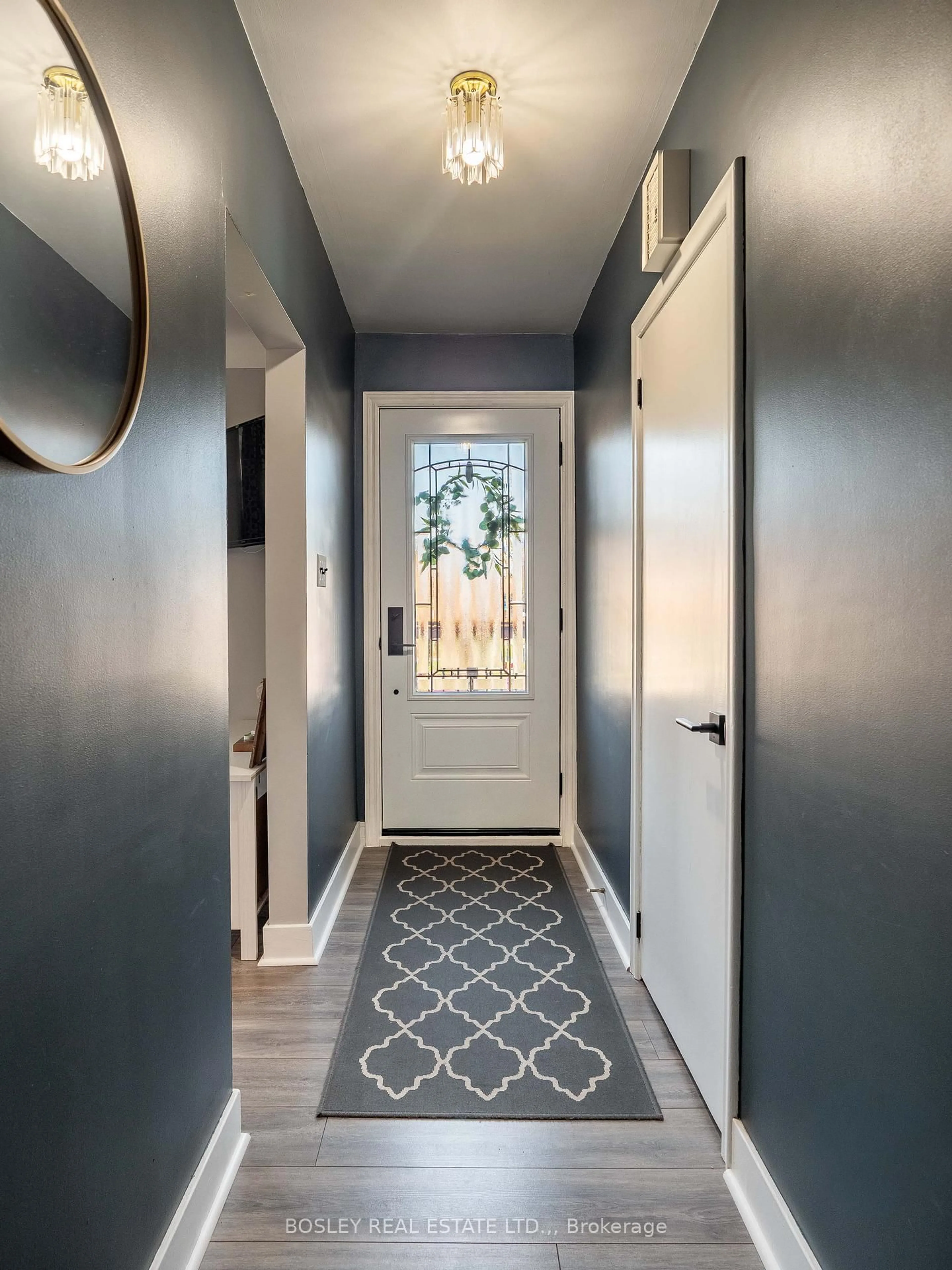 Indoor entryway for 423 Grantham Ave, St. Catharines Ontario L2M 3H9