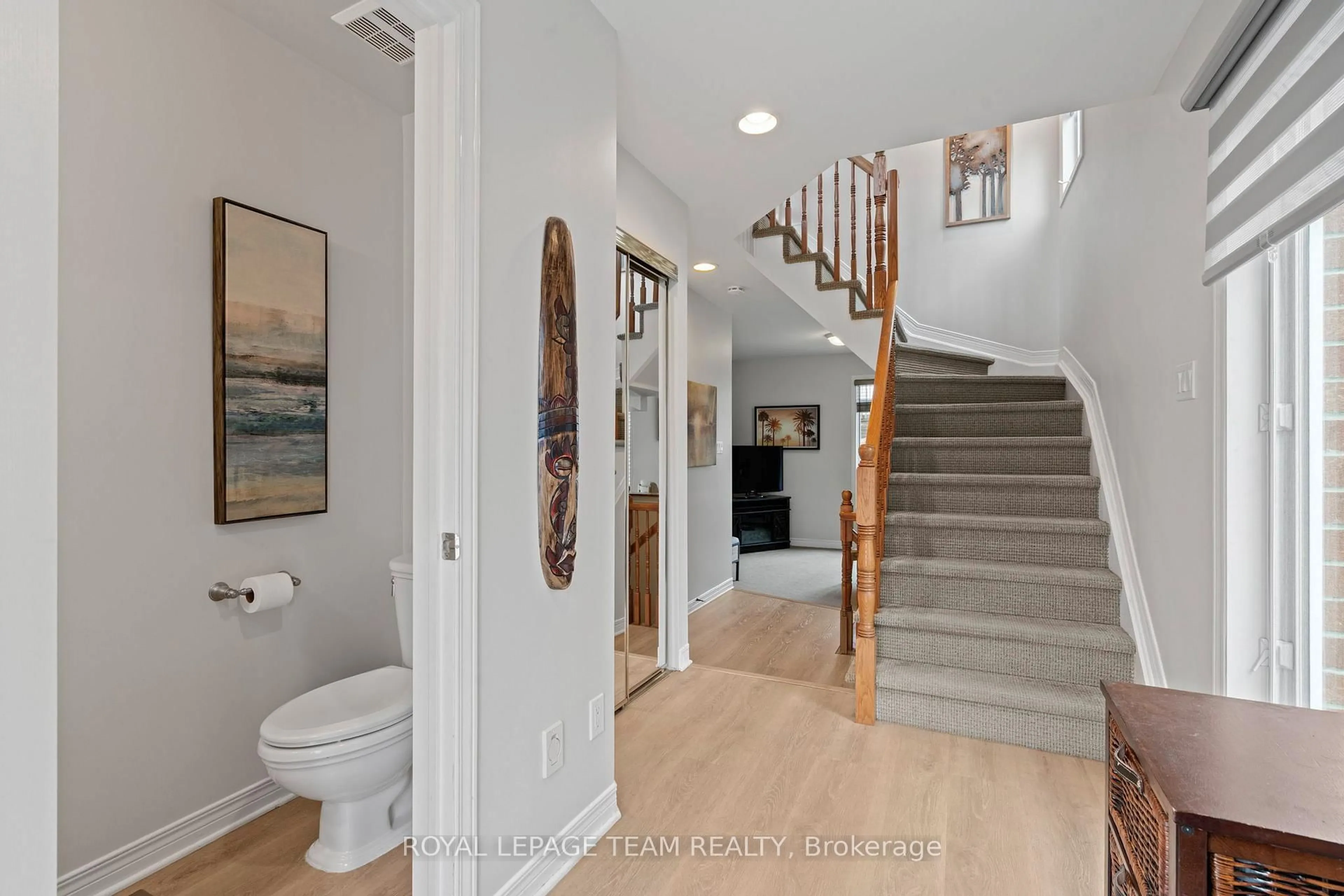 Indoor entryway for 173 West Village Private, Ottawa Ontario K1Z 1E1