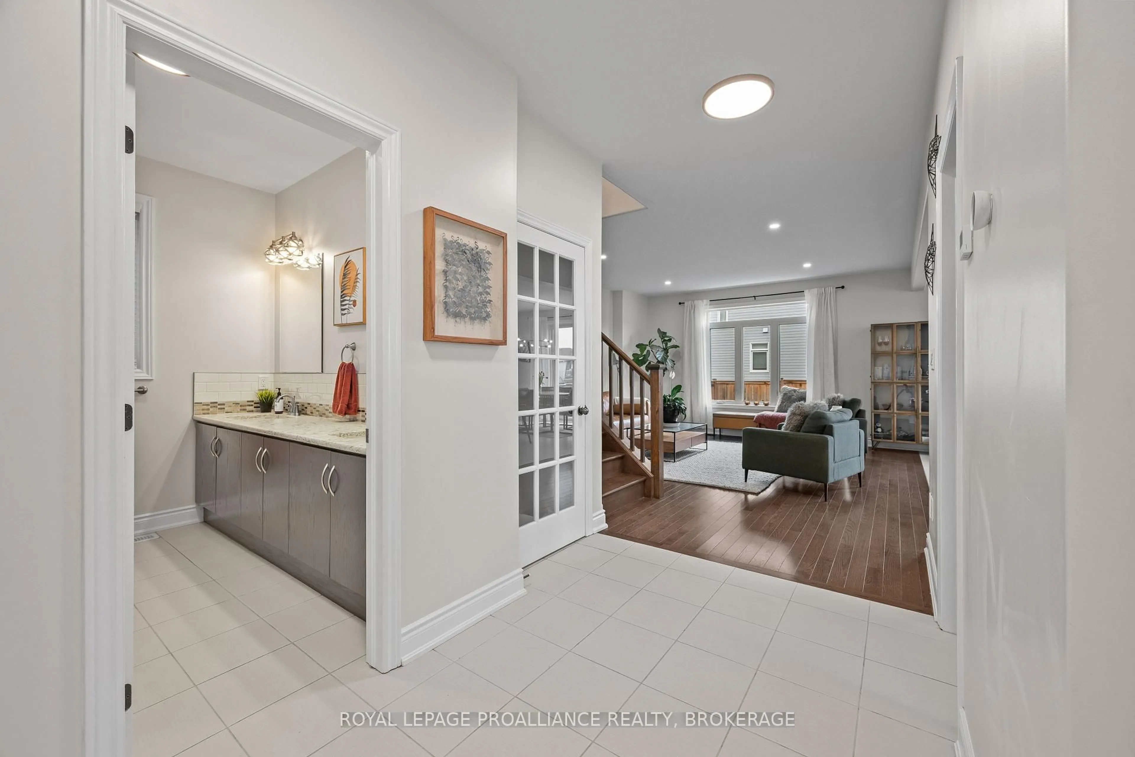 Indoor entryway for 1567 Albany Dr, Kingston Ontario K7P 0L9