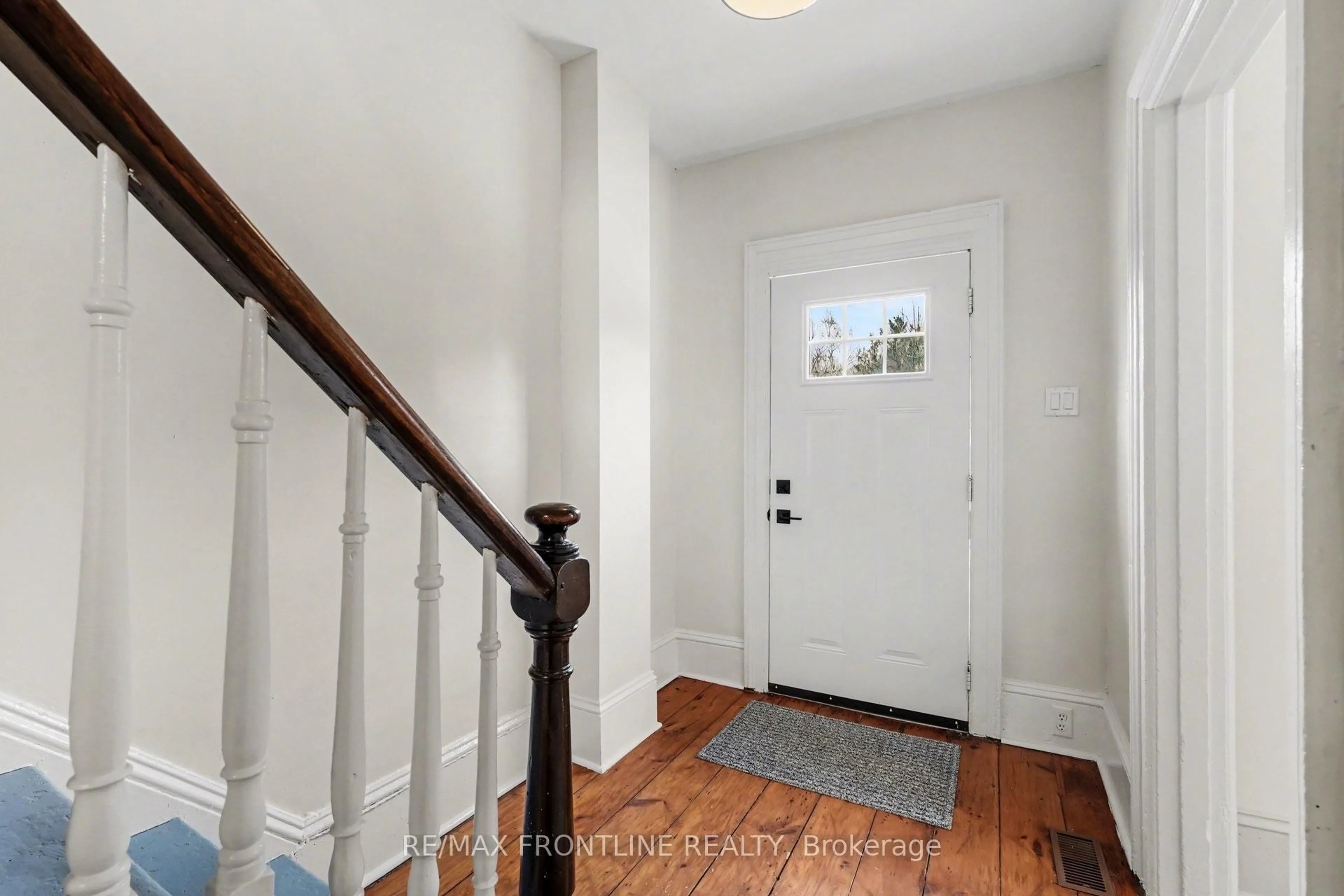 Indoor entryway for 101 Peter St, Perth Ontario K7H 1S4