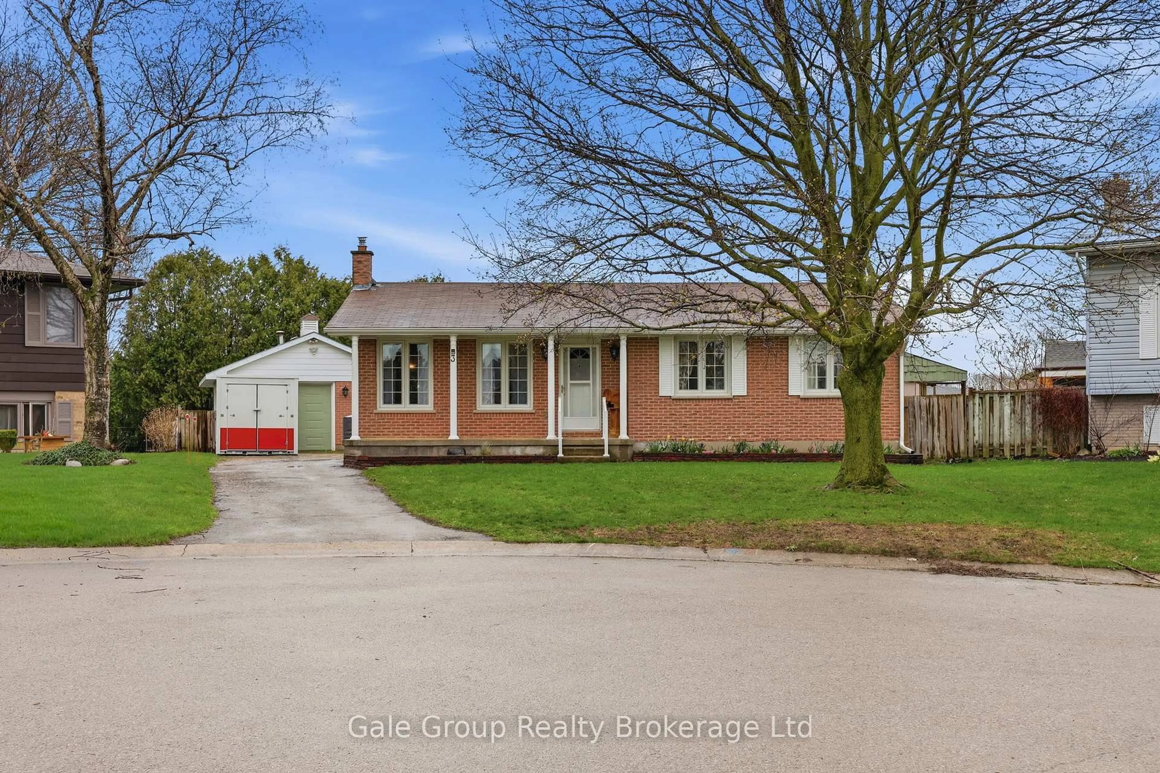 A pic from outside/outdoor area/front of a property/back of a property/a pic from drone, street for 3 Larch Pl, Ingersoll Ontario N5C 3S6