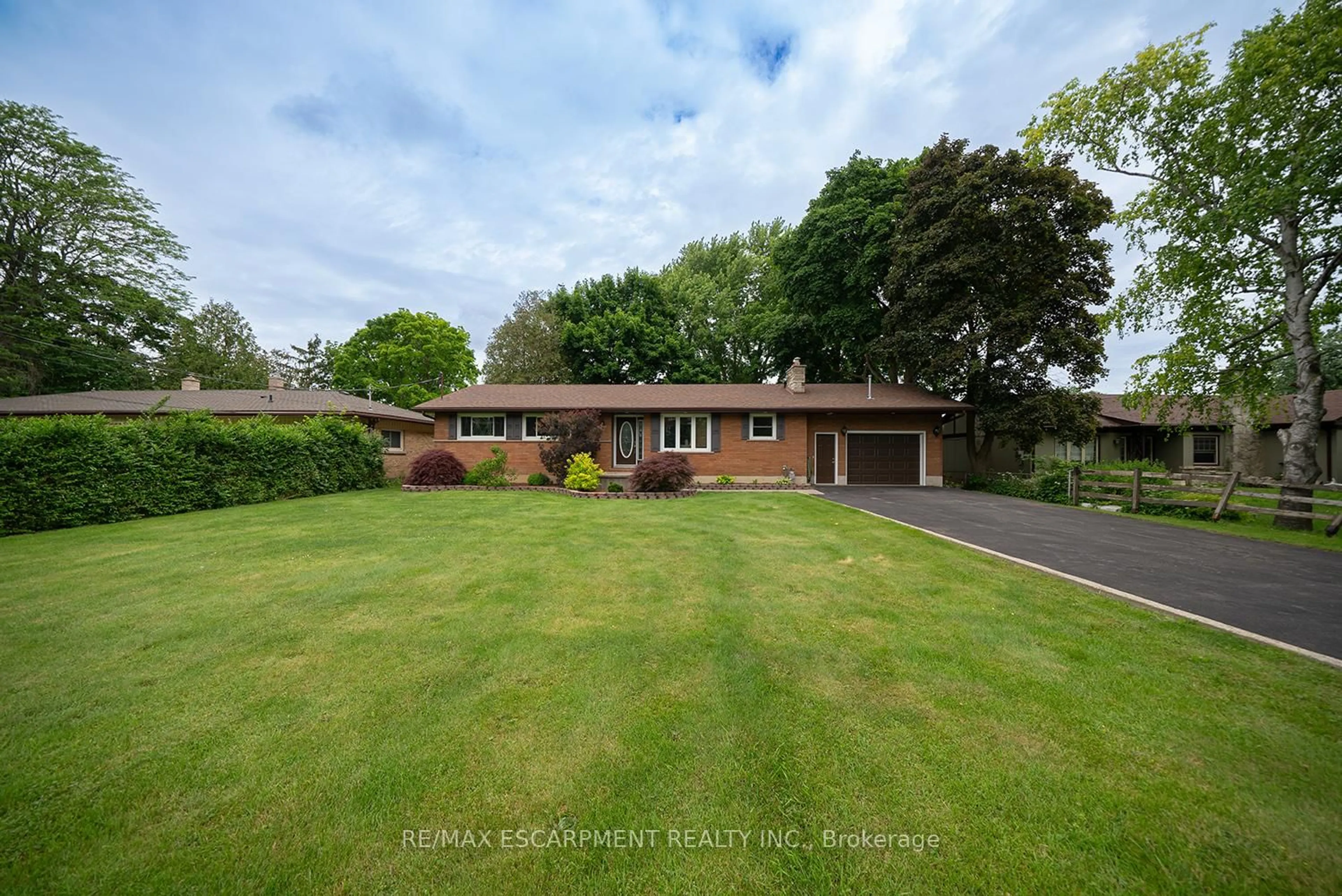 A pic from outside/outdoor area/front of a property/back of a property/a pic from drone, unknown for 445 Powerline Rd, Brantford Ontario N3T 5L8