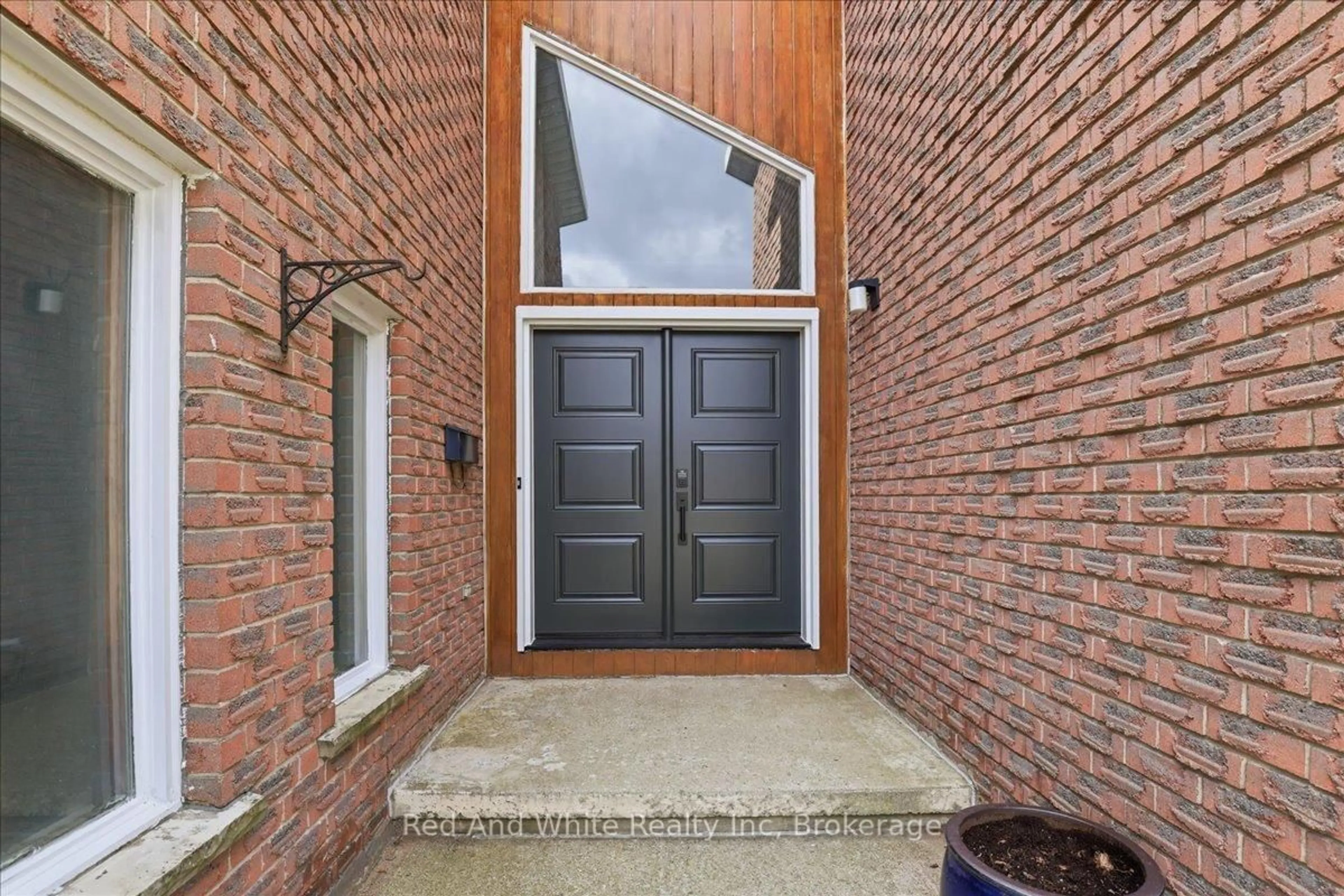 Unknown for 110 Milton Ave, Cambridge Ontario N3C 3W5