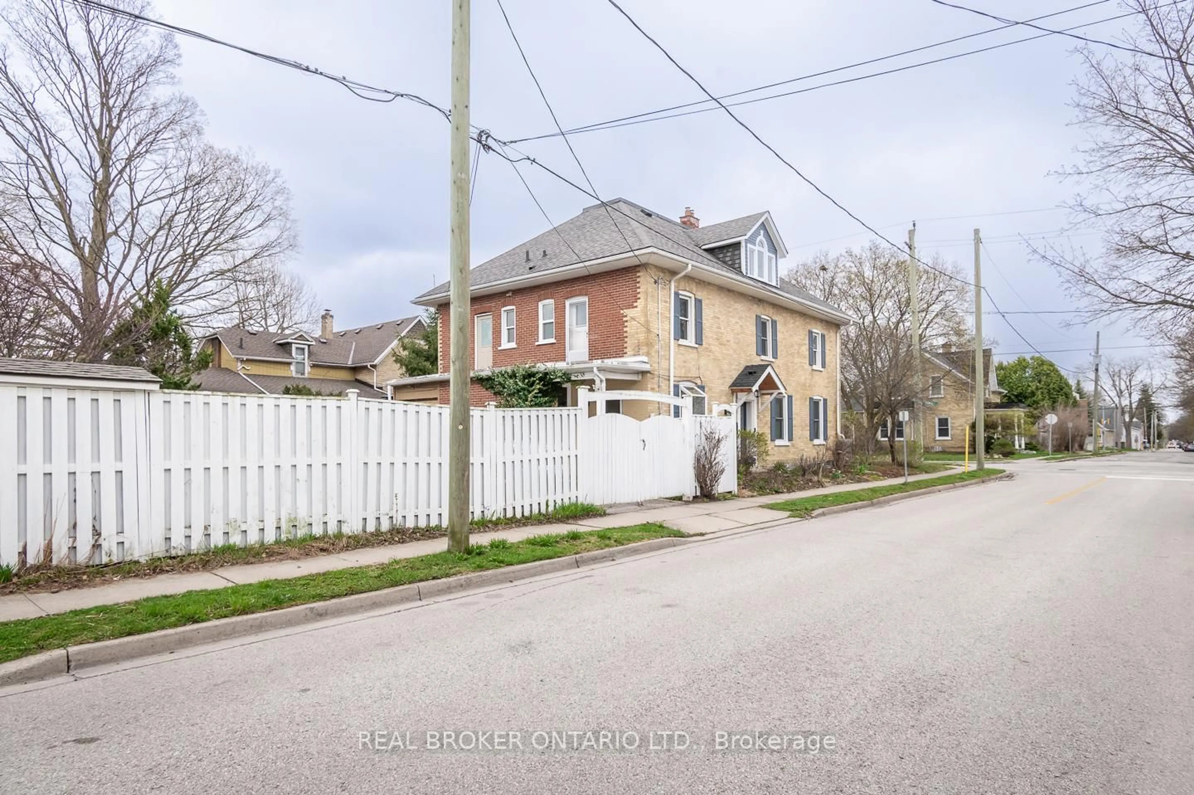 A pic from outside/outdoor area/front of a property/back of a property/a pic from drone, street for 207 Waterloo St, Cambridge Ontario N3H 1N1